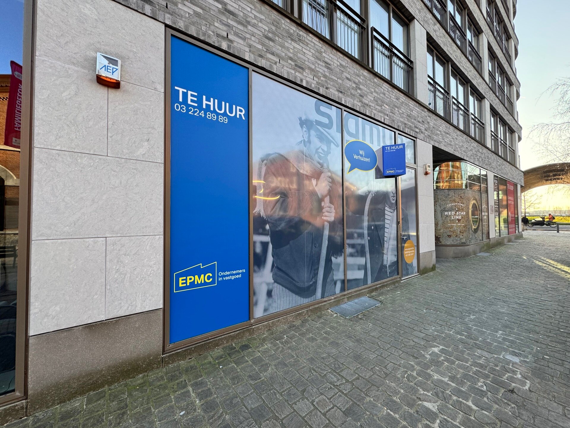 Het betreft een gelijkvloerse kantoorruimte gelegen op het Eilandje te Antwerpen.
Het kantoor heeft een oppervlakte van ca. 120 m² en is modern afgewerkt.
Dankzij de grote raampartije, hoge plafonds en open landscape inrichting geniet men van een aang