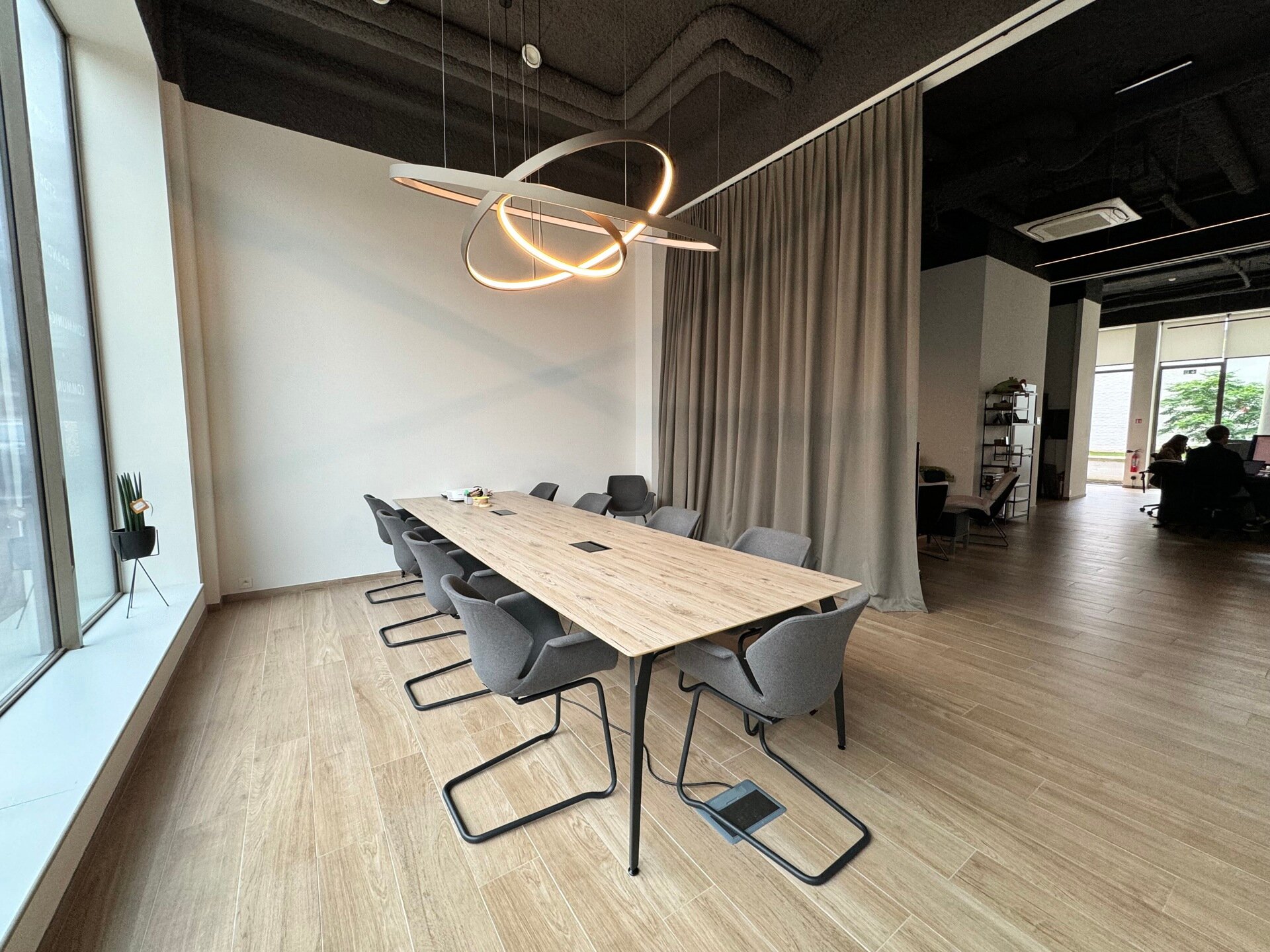 Het betreft een gelijkvloerse kantoorruimte gelegen op het Eilandje te Antwerpen. 

Het kantoor heeft een oppervlakte van ca. 120 m² en is modern afgewerkt.
Dankzij de grote raampartije, hoge plafonds en open landscape inrichting geniet men van een aang