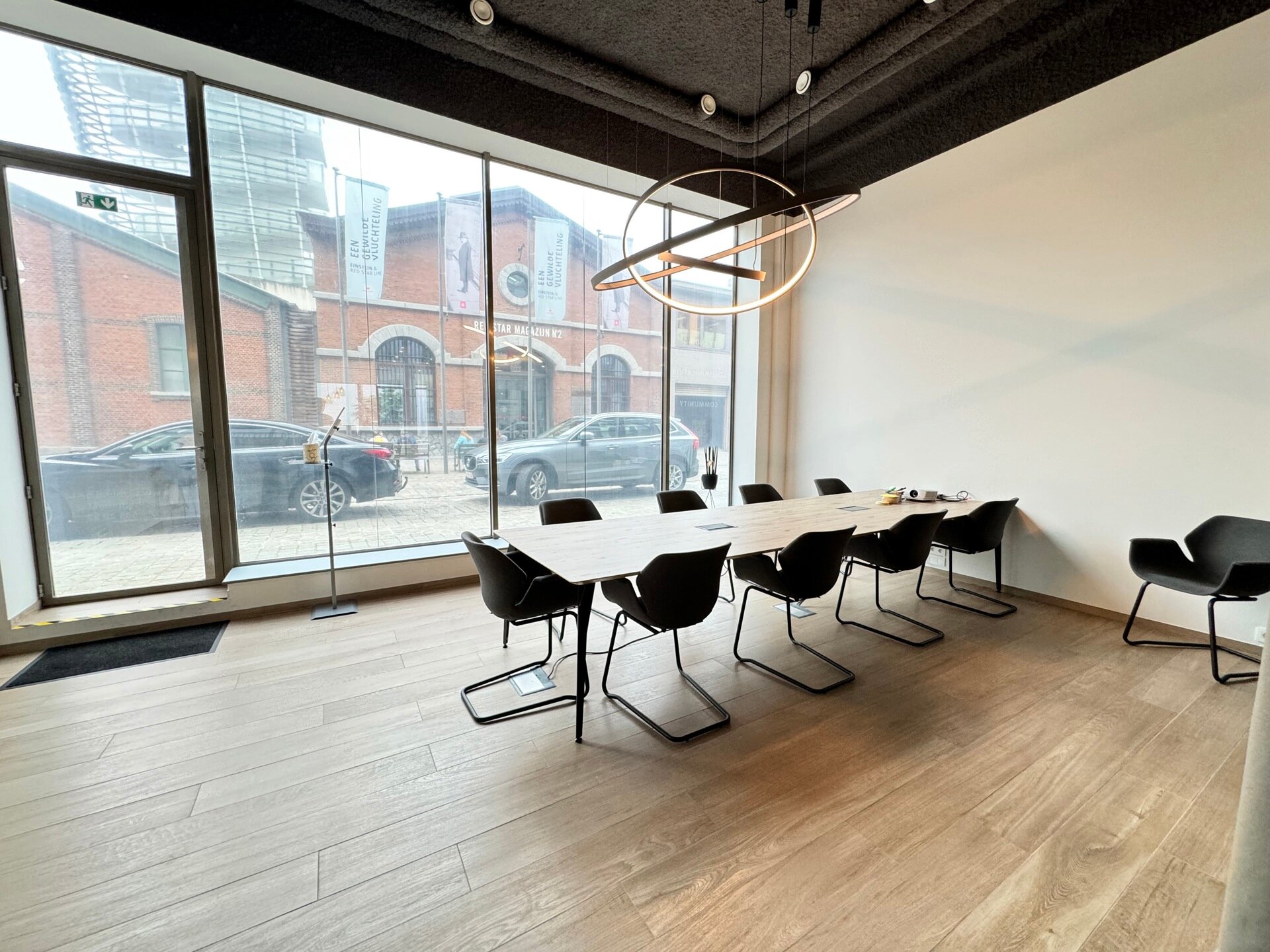 Het betreft een gelijkvloerse kantoorruimte gelegen op het Eilandje te Antwerpen. 

Het kantoor heeft een oppervlakte van ca. 120 m² en is modern afgewerkt.
Dankzij de grote raampartije, hoge plafonds en open landscape inrichting geniet men van een aang