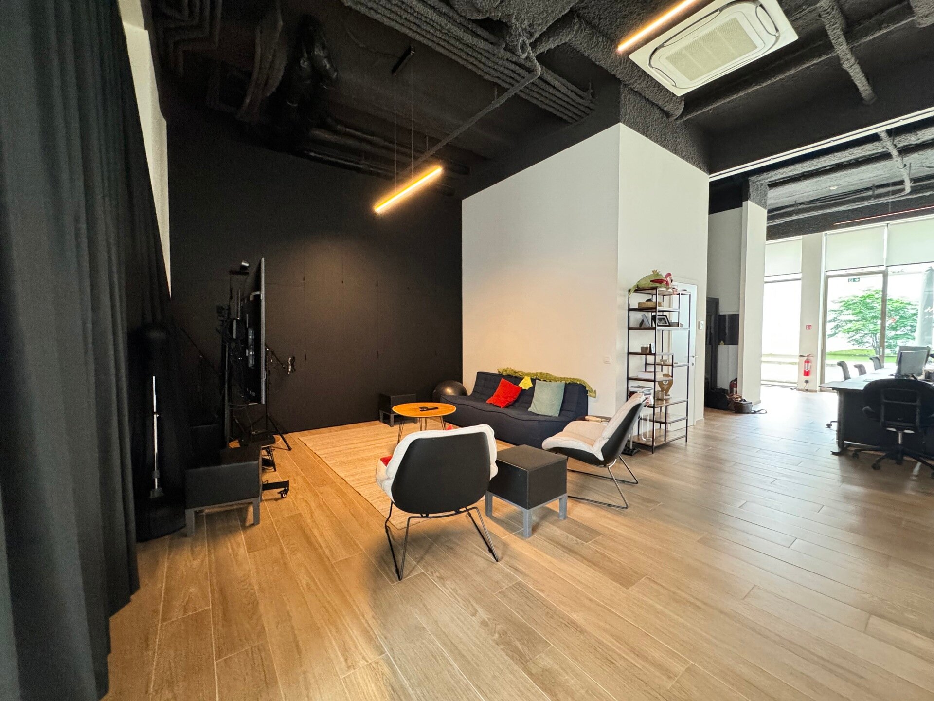Het betreft een gelijkvloerse kantoorruimte gelegen op het Eilandje te Antwerpen. 

Het kantoor heeft een oppervlakte van ca. 120 m² en is modern afgewerkt.
Dankzij de grote raampartije, hoge plafonds en open landscape inrichting geniet men van een aang
