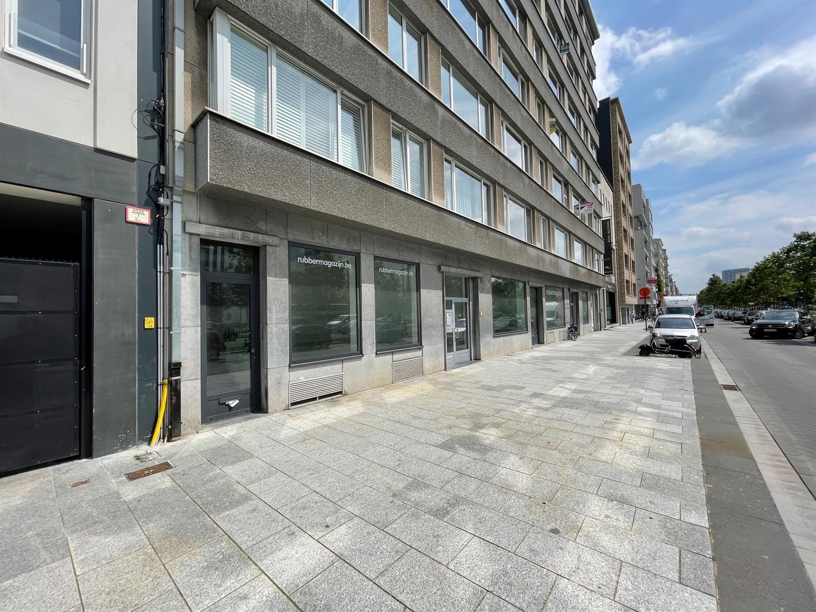 Gelijkvloers kantoor (ca. 601m²) met strategische ligging alsook 2 privatieve toegangen gelegen aan de Leien in het centrum van Antwerpen.
Het geheel is afgewerkt met een gietvloer alsook verlichting en ventilatie. Achteraan het pand bevinden zich lich