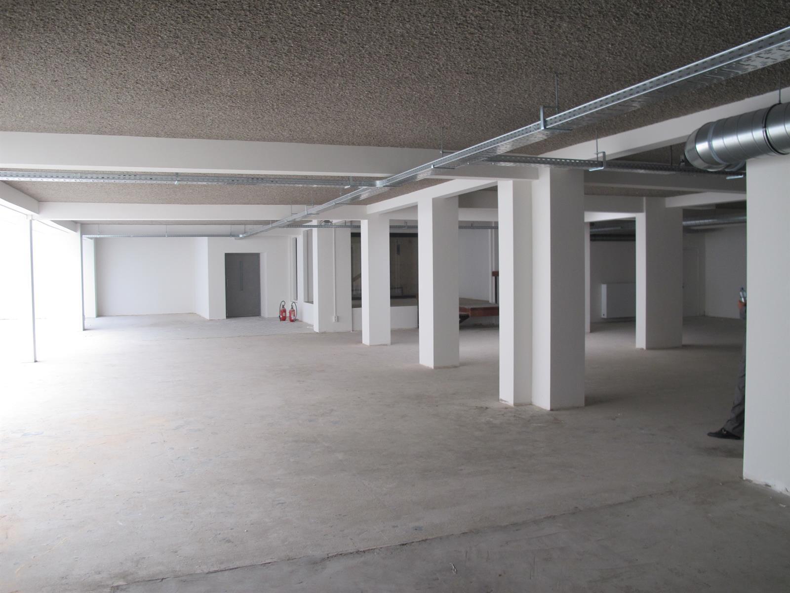 Gelijkvloers kantoor (ca. 601m²) met strategische ligging alsook 2 privatieve toegangen gelegen aan de Leien in het centrum van Antwerpen. 

Het geheel is afgewerkt met een gietvloer alsook verlichting en ventilatie. Achteraan het pand bevinden zich lich