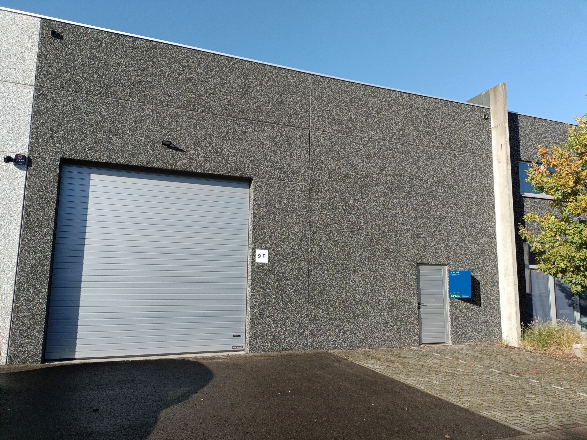 De KMO-unit is gelegen in bedrijvenpark Elzenbroek te Waarloos (Kontich). Dankzij de strategische ligging, geniet de site van een goede ontsluiting richting Antwerpen en Brussel.
Het pand behelst een oppervlakte van ca. 228 m² opslagruimte, met een vri