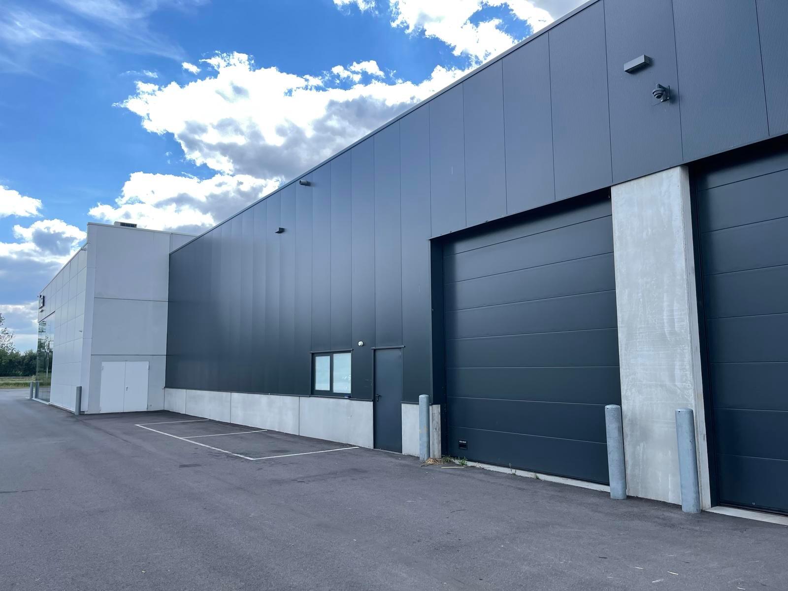 Op een schitterende ligging, langsheen de N16 (Rijksweg) en vlakbij de op- en afrit 7 van de A12, bieden wij deze recente KMO-unit te huur.
De unit heeft een oppervlakte van ca. 339 m². De unit heeft een vrije hoogte van ca. 6,2 m en is voorzien van ee