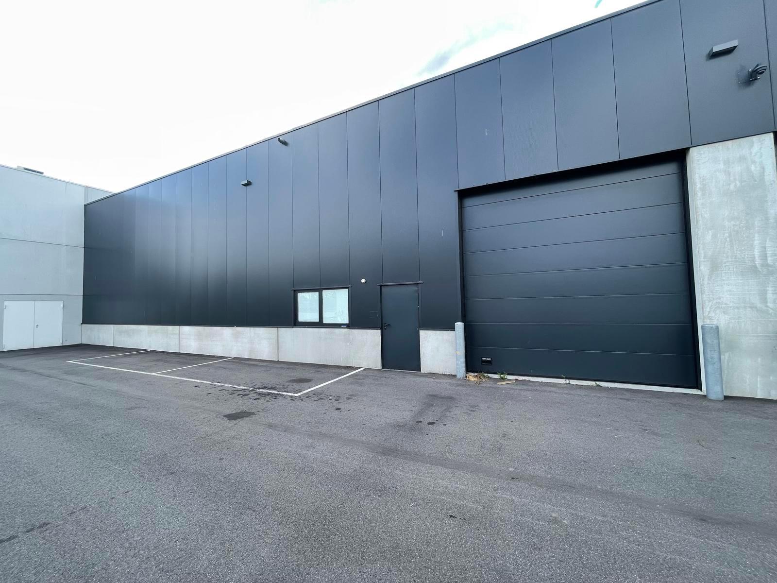 Op een schitterende ligging, langsheen de N16 (Rijksweg) en vlakbij de op- en afrit 7 van de A12, bieden wij deze recente KMO-unit te huur. 

De unit heeft een oppervlakte van ca. 339 m². De unit heeft een vrije hoogte van ca. 6,2 m en is voorzien van ee