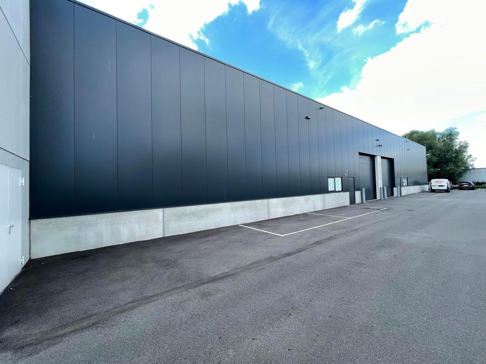 Op een schitterende ligging, langsheen de N16 (Rijksweg) en vlakbij de op- en afrit 7 van de A12, bieden wij deze recente KMO-unit te huur. 

De unit heeft een oppervlakte van ca. 339 m². De unit heeft een vrije hoogte van ca. 6,2 m en is voorzien van ee