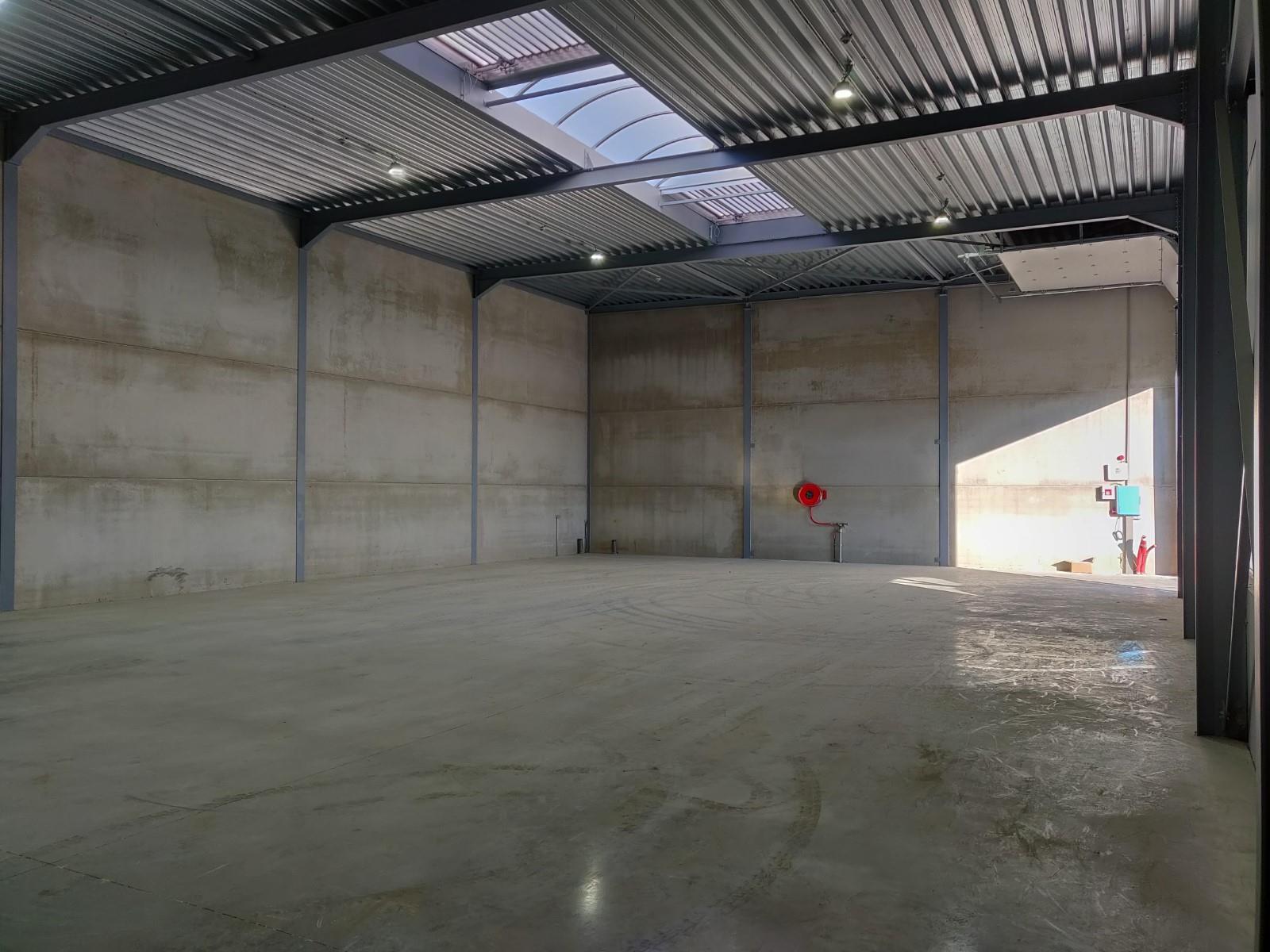Op een schitterende ligging, langsheen de N16 (Rijksweg) en vlakbij de op- en afrit 7 van de A12, bieden wij deze recente KMO-unit te huur. 

De unit heeft een oppervlakte van ca. 339 m². De unit heeft een vrije hoogte van ca. 6,2 m en is voorzien van ee