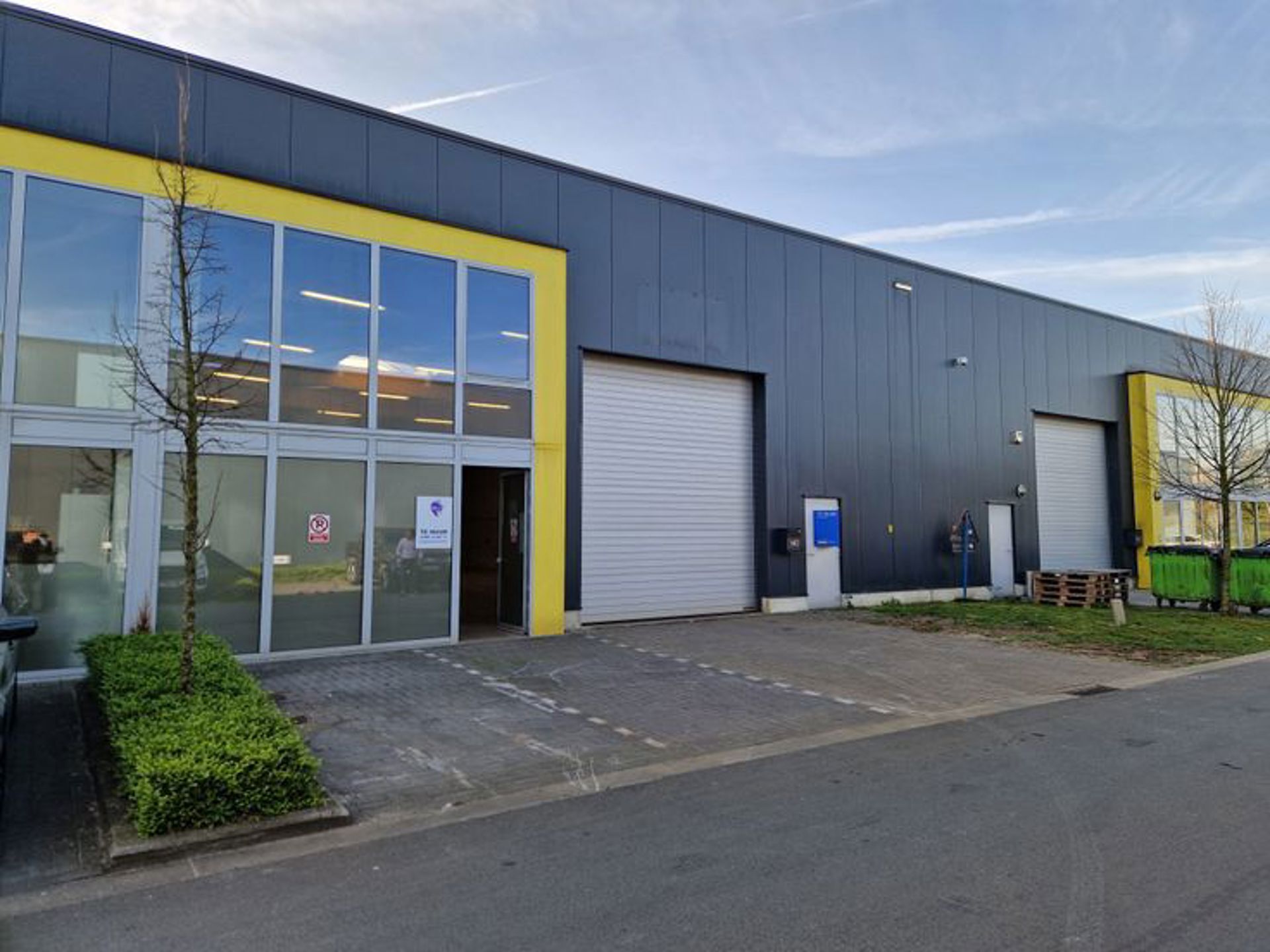 Het betreft de verhuur van een KMO-unit in het bedrijvenpark Picolo te Stabroek. De site is zeer vlot bereikbaar via de afrit Stabroek van de autosnelweg A12 (Havenweg) en gelegen in de onmiddellijke nabijheid van de Antwerpse Haven.
De unit heeft een op
