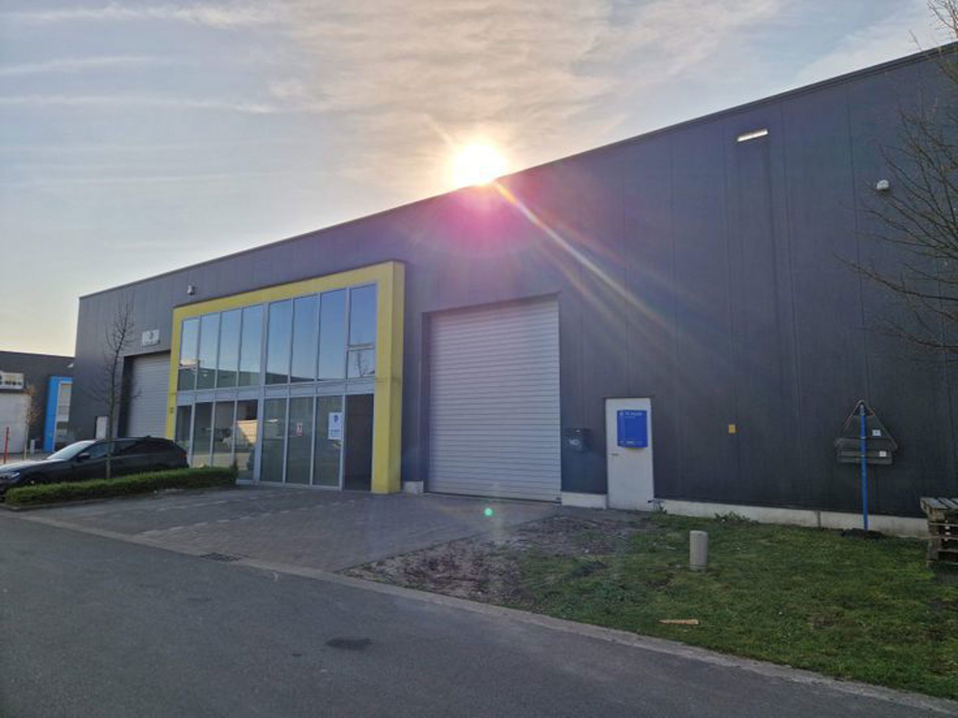 Het betreft de verhuur van een KMO-unit in het bedrijvenpark Picolo te Stabroek. De site is zeer vlot bereikbaar via de afrit Stabroek van de autosnelweg A12 (Havenweg) en gelegen in de onmiddellijke nabijheid van de Antwerpse Haven.

De unit heeft een op