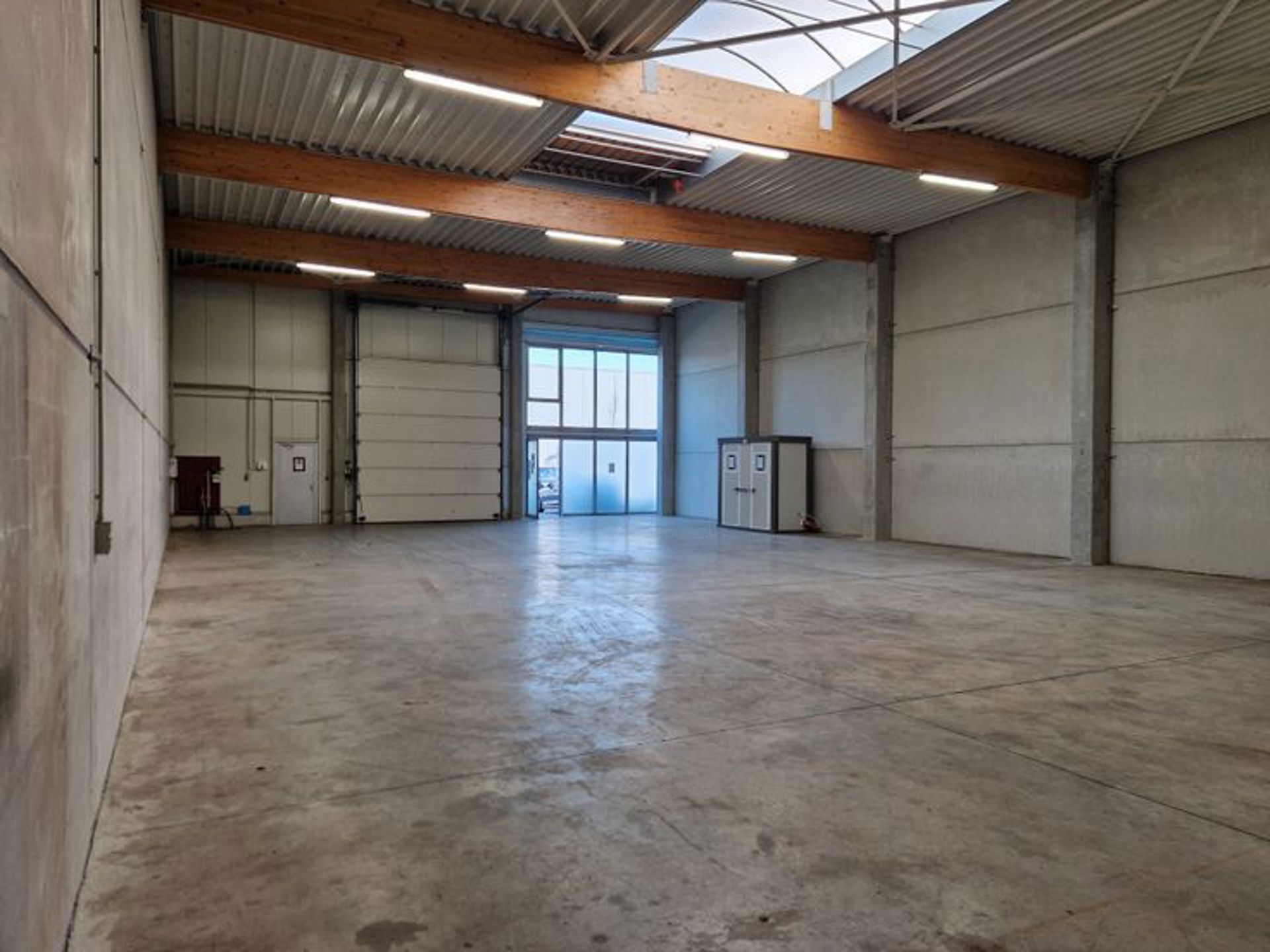 Het betreft de verhuur van een KMO-unit in het bedrijvenpark Picolo te Stabroek. De site is zeer vlot bereikbaar via de afrit Stabroek van de autosnelweg A12 (Havenweg) en gelegen in de onmiddellijke nabijheid van de Antwerpse Haven.

De unit heeft een op