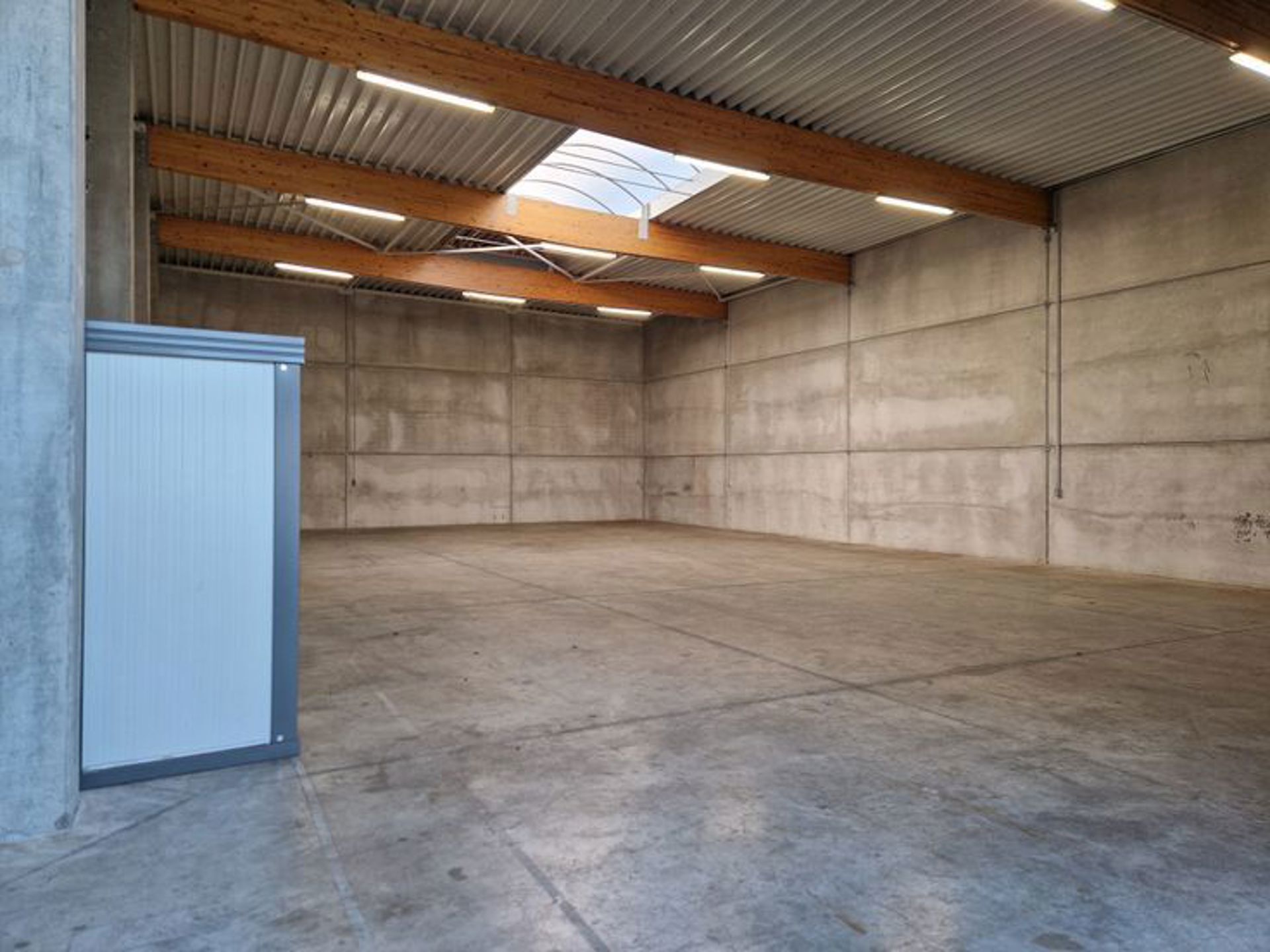 Het betreft de verhuur van een KMO-unit in het bedrijvenpark Picolo te Stabroek. De site is zeer vlot bereikbaar via de afrit Stabroek van de autosnelweg A12 (Havenweg) en gelegen in de onmiddellijke nabijheid van de Antwerpse Haven.

De unit heeft een op