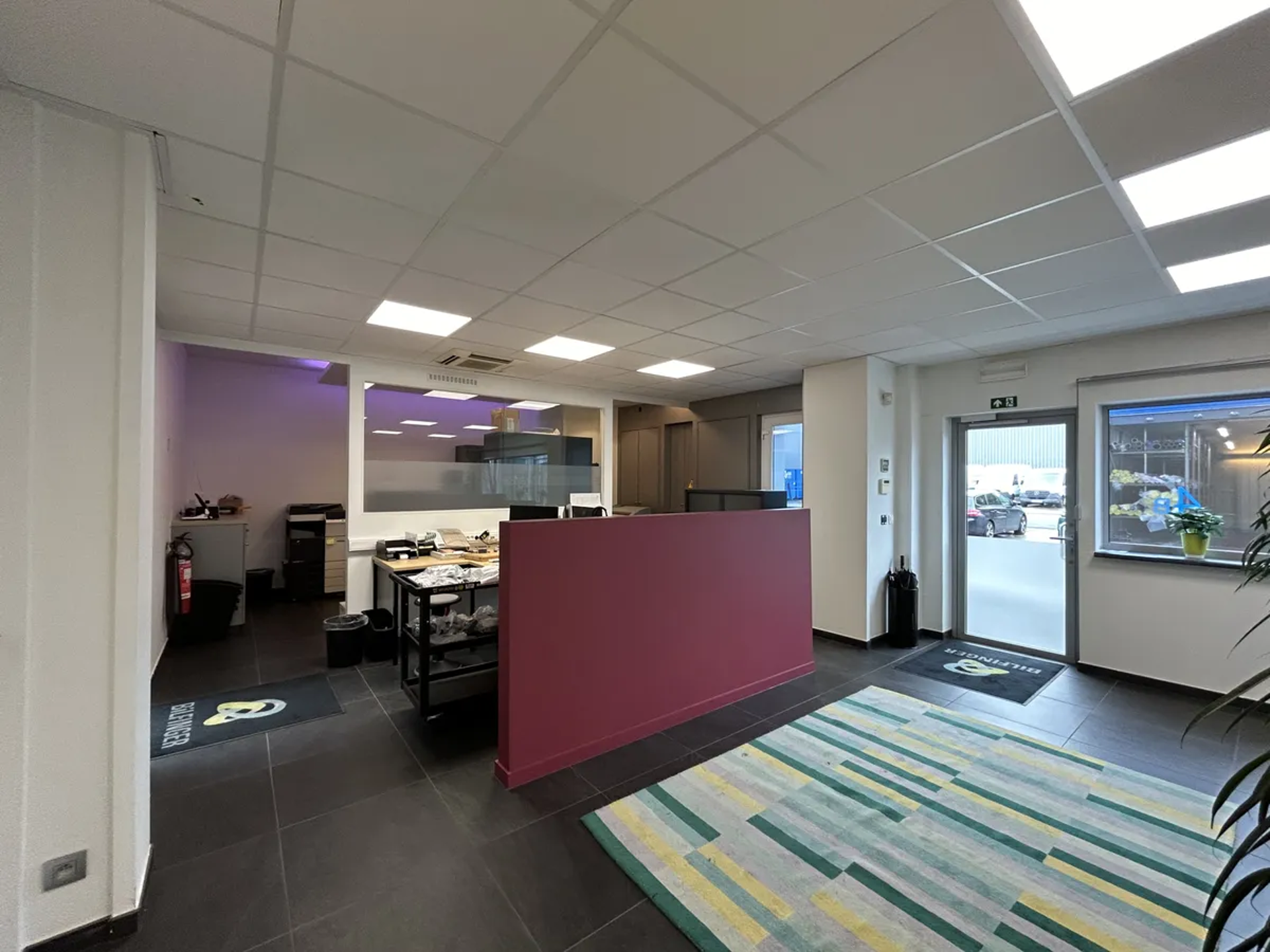 Het betreft de verhuur van een KMO-unit gelegen in industriezone De Zaat in Temse. Deze gunstige ligging nabij zowel op- en afrittencomplex Temse van de E17, als de N16 en de A12, zorgen voor een vlotte ontsluiting naar Antwerpen en Brussel. 

De unit he
