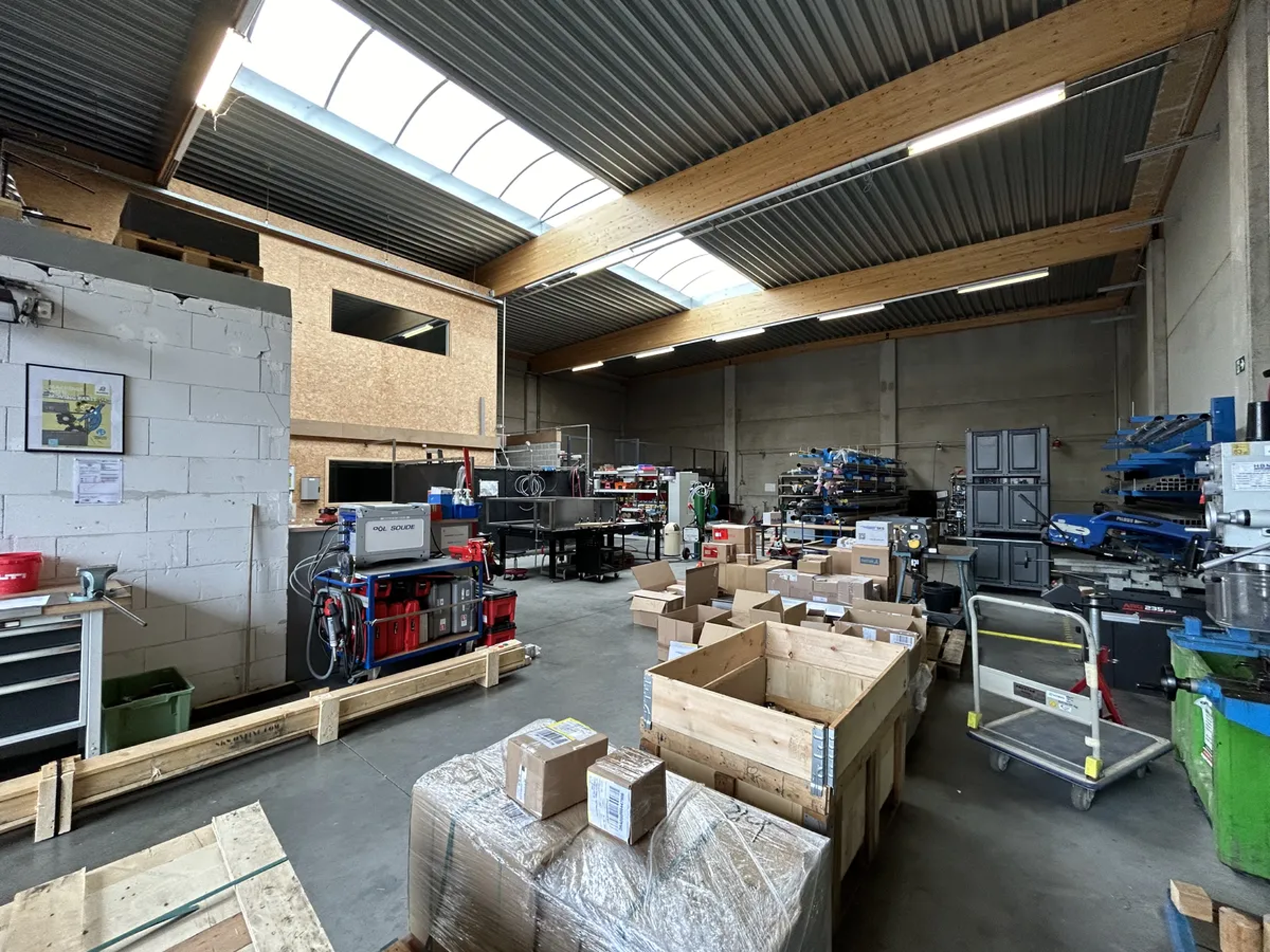 Het betreft de verhuur van een KMO-unit gelegen in industriezone De Zaat in Temse. Deze gunstige ligging nabij zowel op- en afrittencomplex Temse van de E17, als de N16 en de A12, zorgen voor een vlotte ontsluiting naar Antwerpen en Brussel. 

De unit he