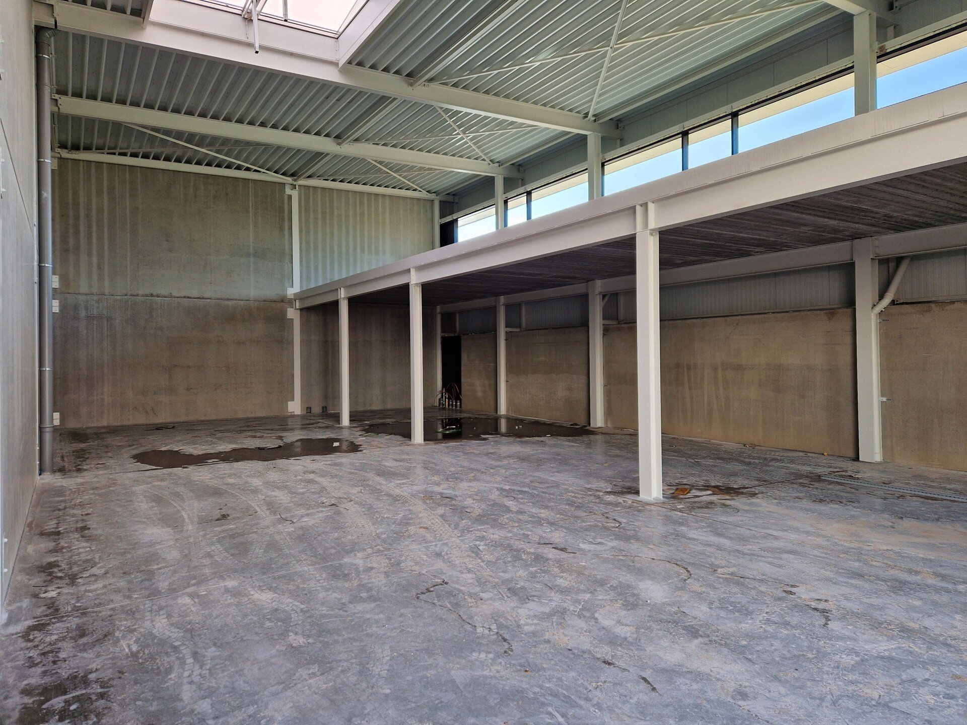 Het betreft de verkoop van KMO-units in het nieuwbouwproject "Bedrijvenpark Nieuwmoer" te Essen. Dit project geniet een uitstekende ligging langsheen de Nieuwmoersesteenweg en is zeer centraal gelegen in de grensregio, wat zorgt voor een vlotte verbinding