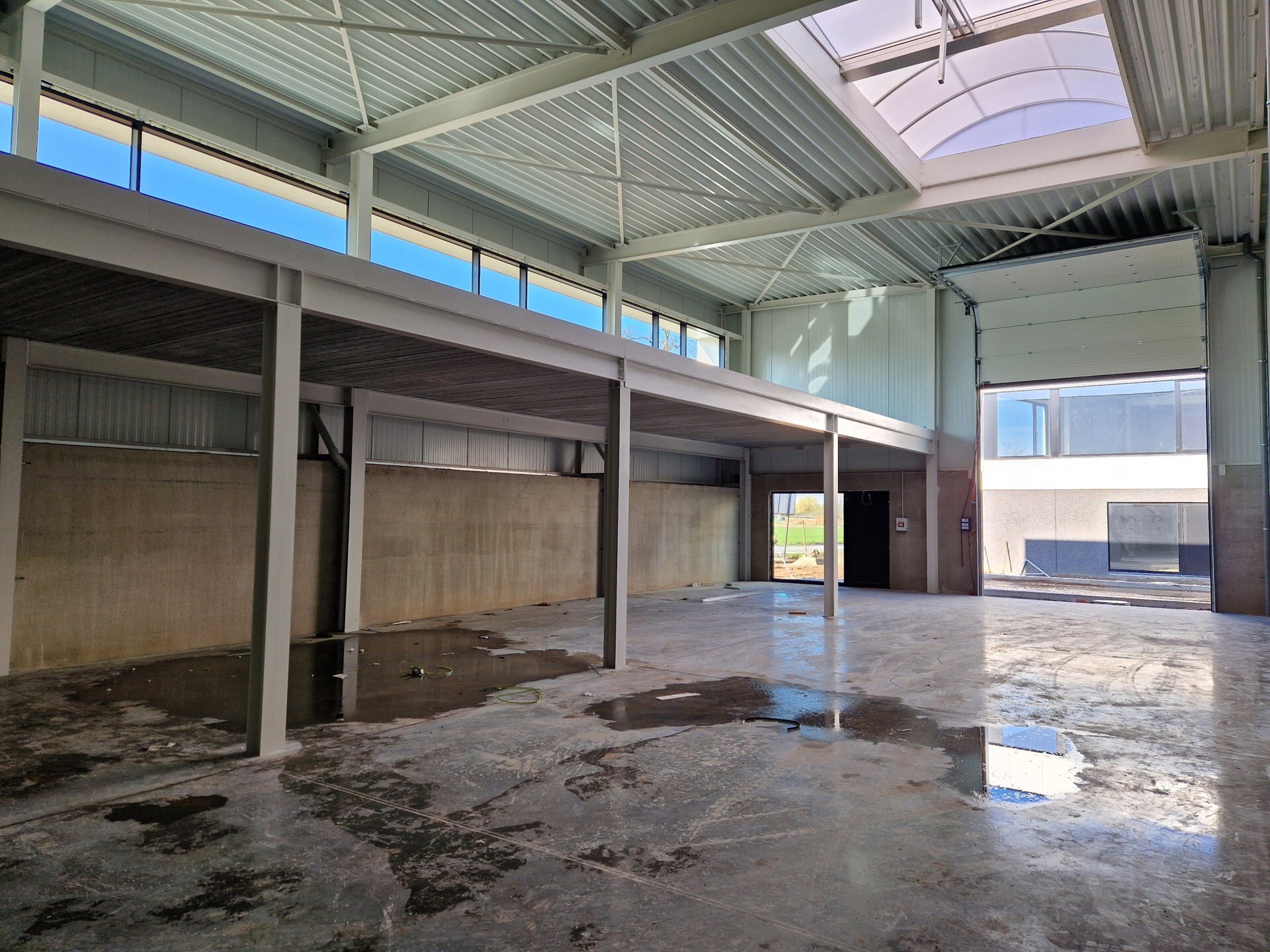 Het betreft de verkoop van KMO-units in het nieuwbouwproject "Bedrijvenpark Nieuwmoer" te Essen. Dit project geniet een uitstekende ligging langsheen de Nieuwmoersesteenweg en is zeer centraal gelegen in de grensregio, wat zorgt voor een vlotte verbinding