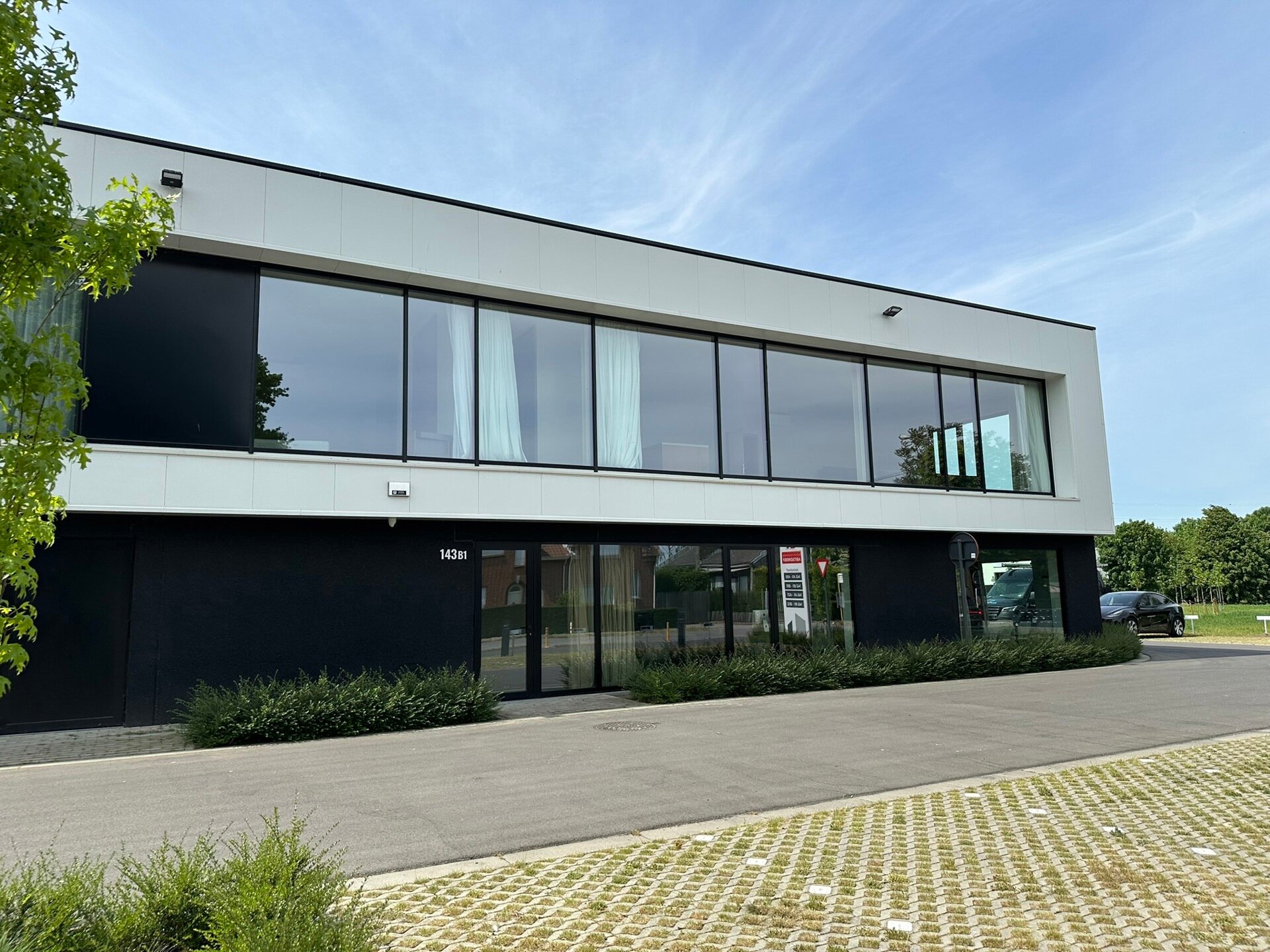 In het nieuwbouw bedrijvenpark, langsheen de Abtsdreef, bieden wij deze prachtig afgewerkte KMO-unit aan. Deze KMO-unit geniet een uitstekende ligging te Stabroek nabij de Haven van Antwerpen. Maar ook op het bedrijvenpark zelf is deze hoekunit strategisc