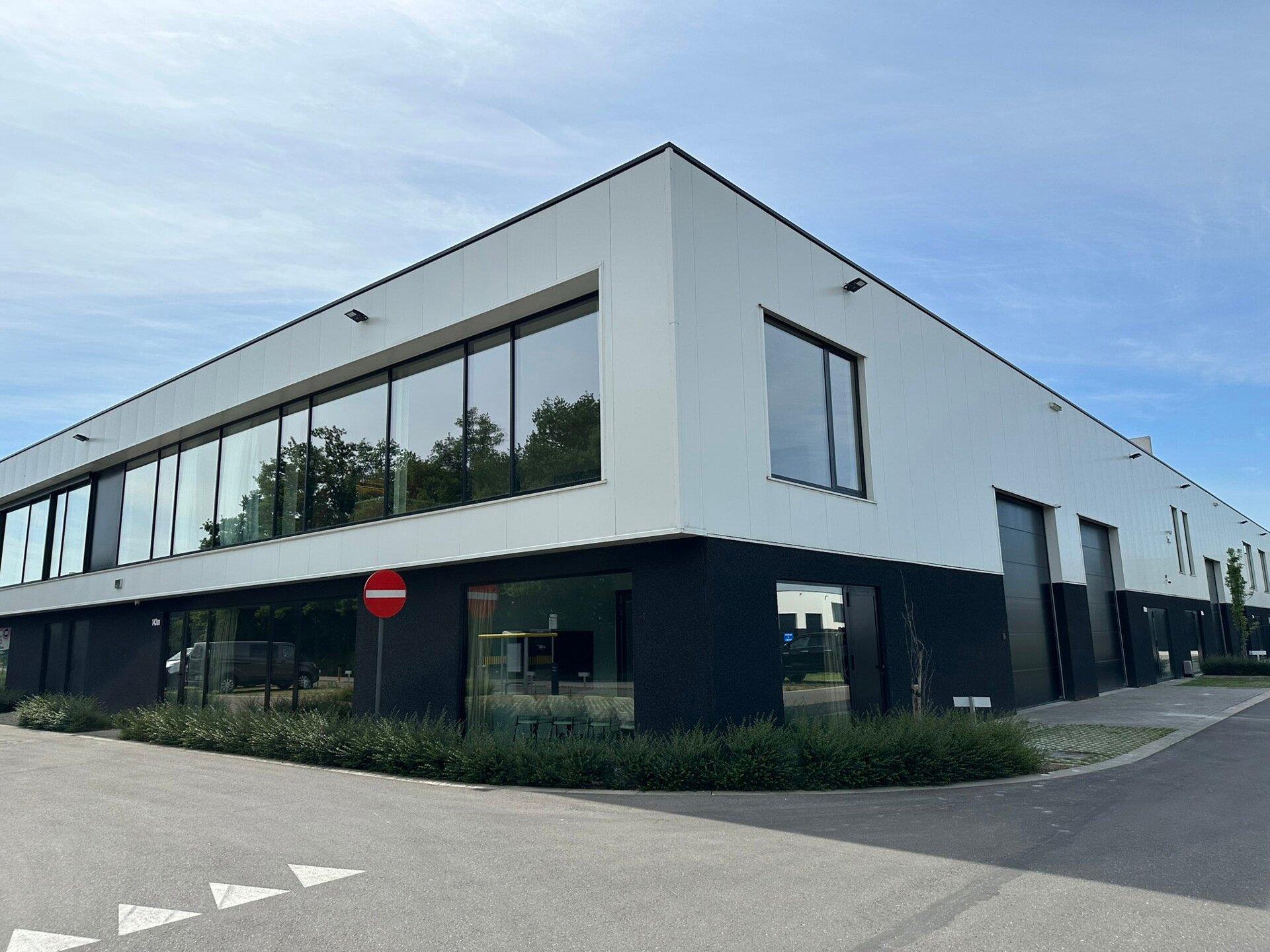 In het nieuwbouw bedrijvenpark, langsheen de Abtsdreef, bieden wij deze prachtig afgewerkte KMO-unit aan. Deze KMO-unit geniet een uitstekende ligging te Stabroek nabij de Haven van Antwerpen. Maar ook op het bedrijvenpark zelf is deze hoekunit strategisc