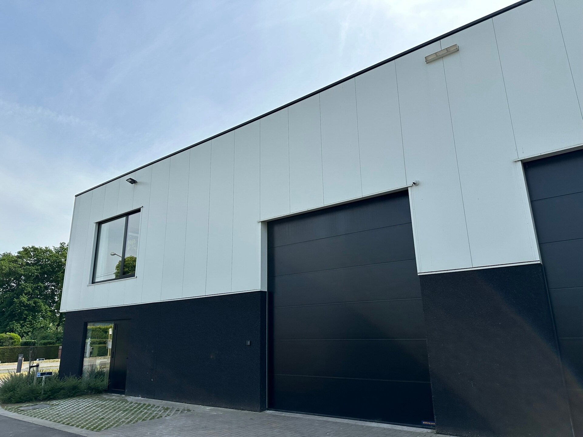 In het nieuwbouw bedrijvenpark, langsheen de Abtsdreef, bieden wij deze prachtig afgewerkte KMO-unit aan. Deze KMO-unit geniet een uitstekende ligging te Stabroek nabij de Haven van Antwerpen. Maar ook op het bedrijvenpark zelf is deze hoekunit strategisc