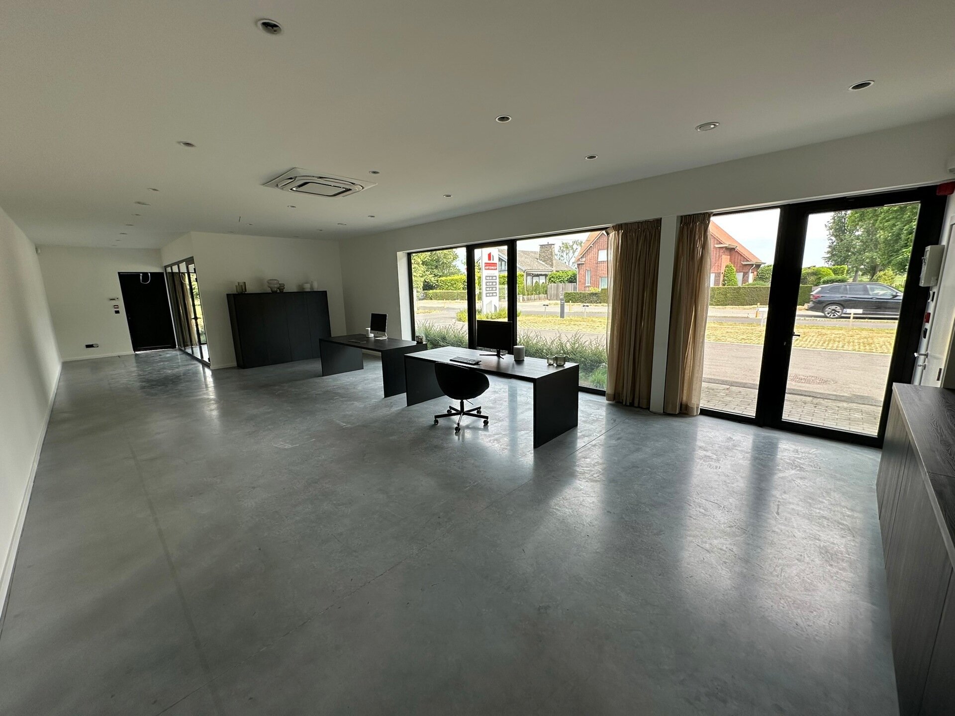 In het nieuwbouw bedrijvenpark, langsheen de Abtsdreef, bieden wij deze prachtig afgewerkte KMO-unit aan. Deze KMO-unit geniet een uitstekende ligging te Stabroek nabij de Haven van Antwerpen. Maar ook op het bedrijvenpark zelf is deze hoekunit strategisc