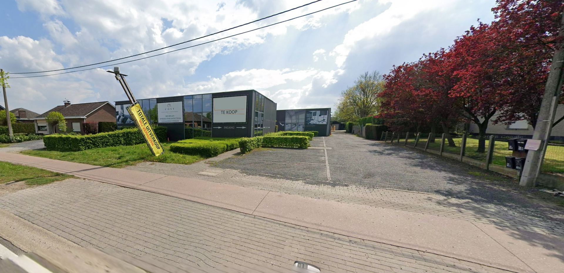 Op een uitstekende zichtlocatie langs de Mechelbaan in Putte bevindt zich deze uitzonderlijke eigendom die wonen en ondernemen perfect combineert. Dankzij de strategische ligging langs een belangrijke verbindingsweg (N15) en de commerciële gevelbreedte g