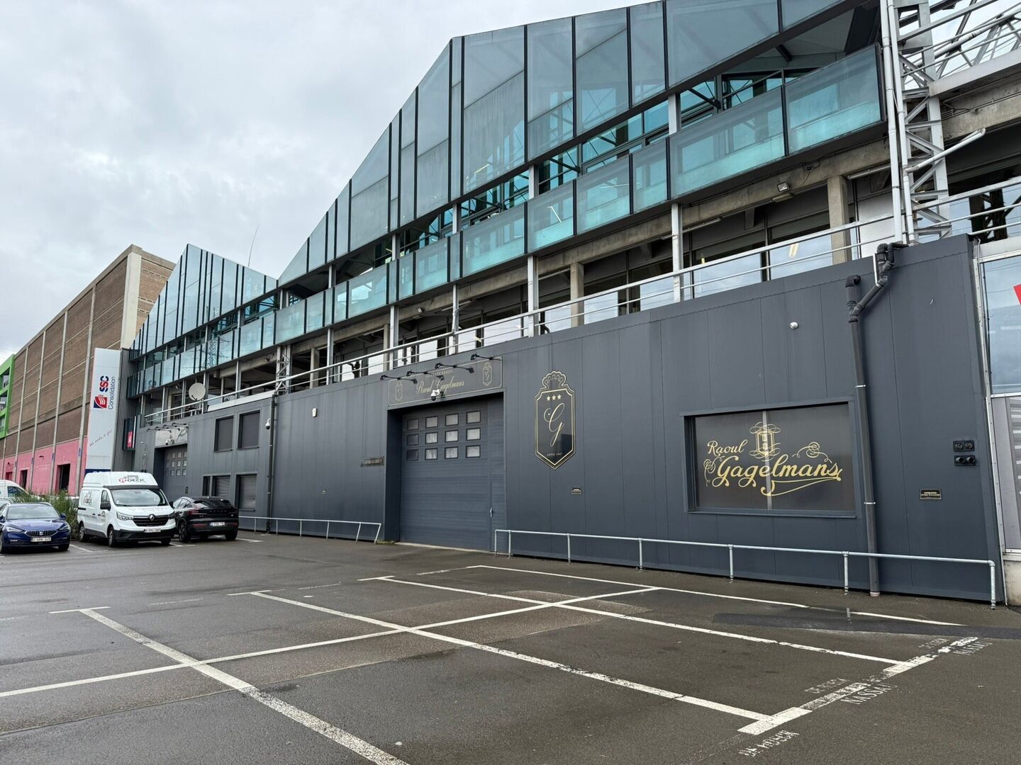 Op een strategische locatie aan de Straatsburgdok-Noordkaai 27 in Antwerpen, vlakbij de Haven van Antwerpen, bevindt zich dit functionele magazijn met bijhorende kantoren. Met een oppervlakte van ca. 2000 m² is dit gebouw uitermate geschikt voor bedrijve