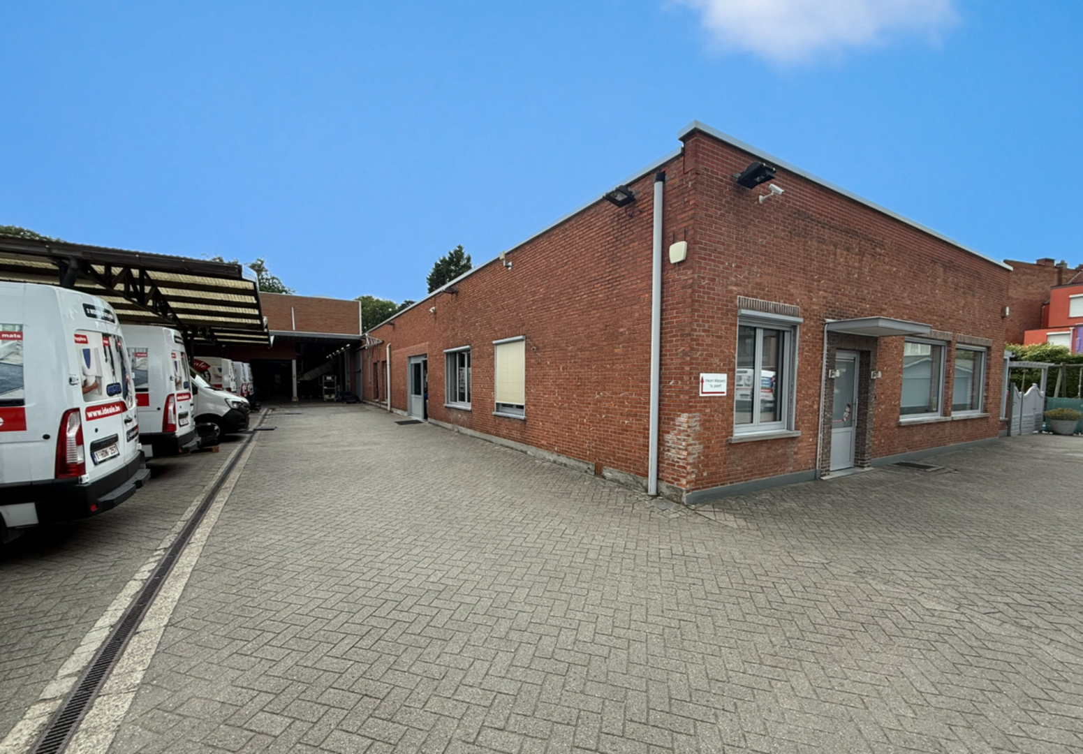 Op een uitstekende locatie, langsheen de Kapelsesteenweg te Ekeren, bieden wij dit functionele en veelzijdige gebouw te huur aan. Dankzij de ligging langs de Kapelsesesteenweg geniet het gebouw van een vlotte bereikbaarheid en uitstekende visibiliteit. Di