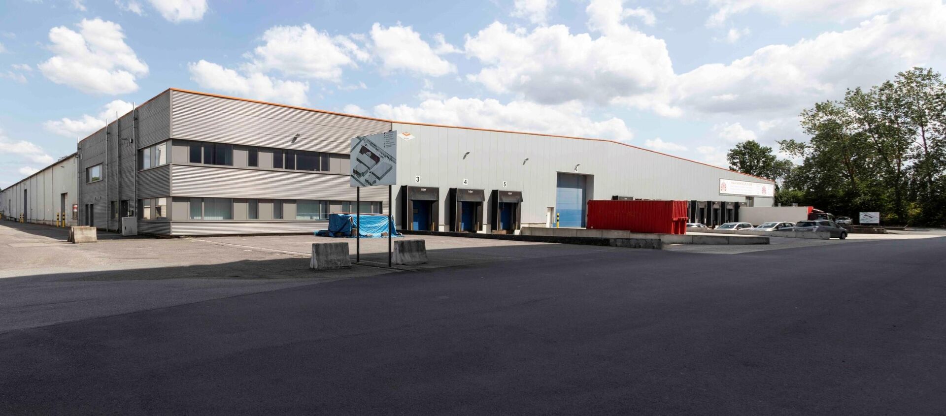 Het betreft een gerenoveerd industrieel gebouw gelegen te Londerzeel. De site geniet een uitstekende ligging nabij de A12 (Antwerpen - Brussel), de N16 (Mechelen - Sint-Niklaas) en de containerterminal van Willebroek.
De unit heeft een oppervlakte van c