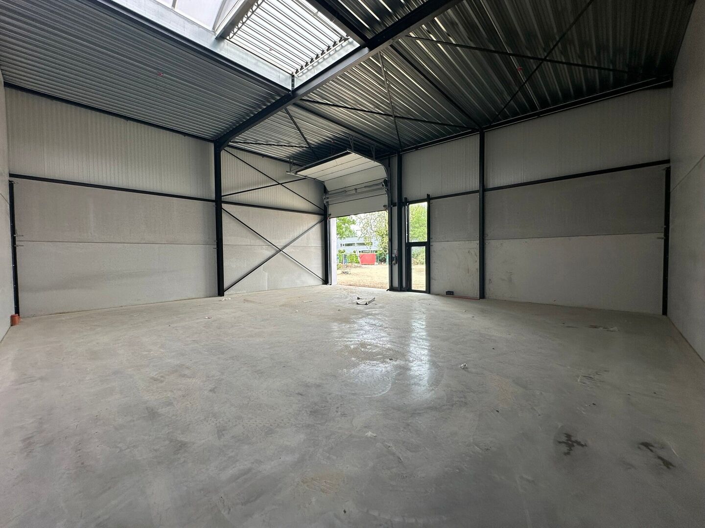 In dit nieuwbouwproject in industriezone 'De Vloeiende' te Kapellen bieden wij deze KMO-unit te huur aan. Het project is zeer centraal gelegen in de regio Kapellen/Ekeren/Brasschaat en biedt een vlotte verbinding met de Antwerpse Haven.
Deze hoekunit hee