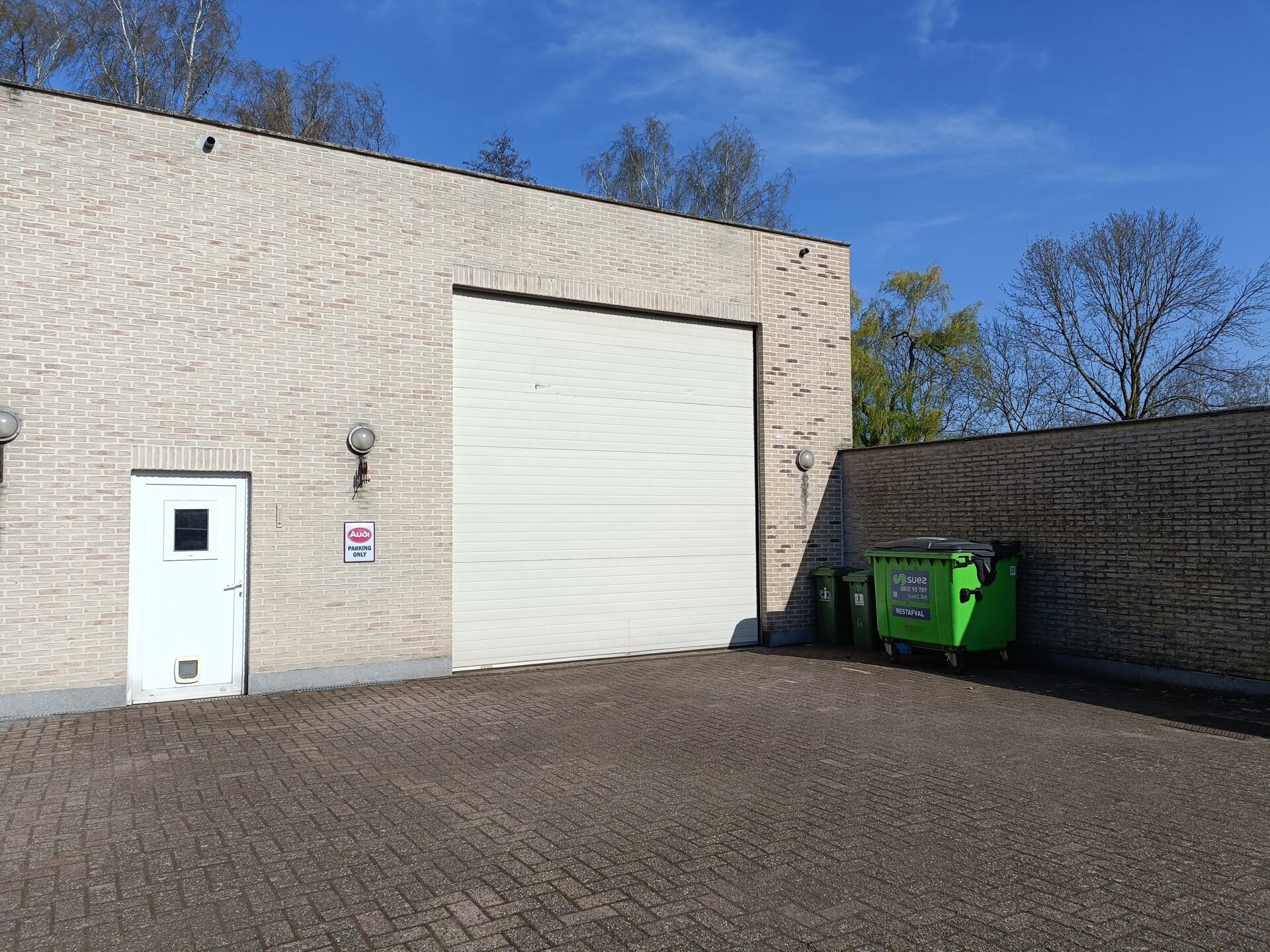 Gelegen langsheen de Liersesteenweg, bieden wij een opslagruimte te huur aan. Door de strategische locatie geniet het pand - met een totale oppervlakte van ca. 365 m² - van een uitstekende ontsluiting naar Lier en naar de E313 (Antwerpen - Luik). 

De o