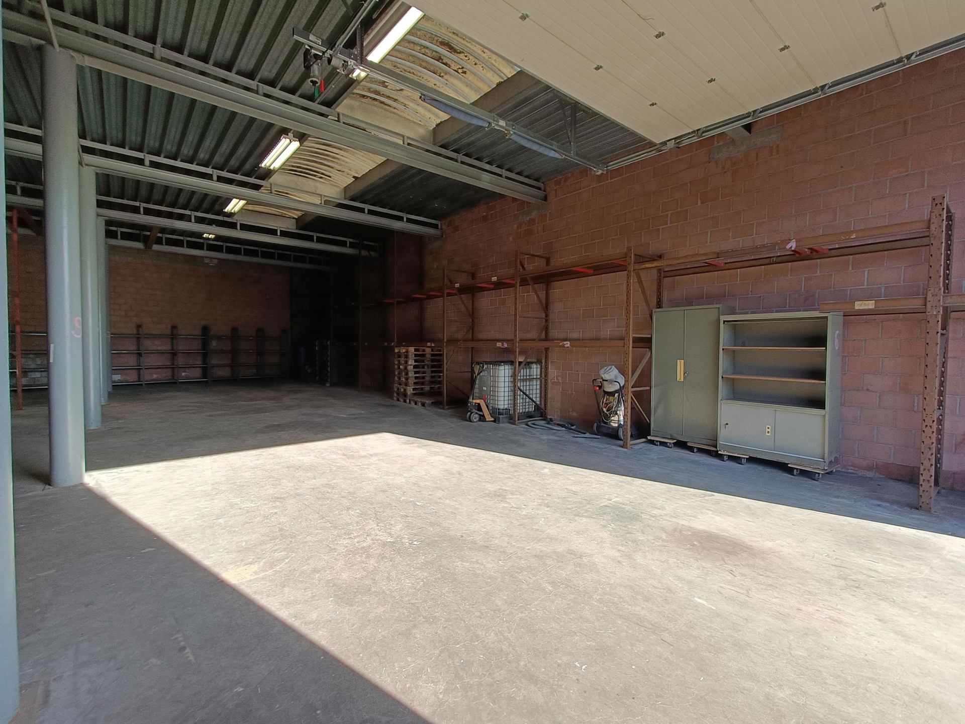 Gelegen langsheen de Liersesteenweg, bieden wij een opslagruimte te huur aan. Door de strategische locatie geniet het pand - met een totale oppervlakte van ca. 365 m² - van een uitstekende ontsluiting naar Lier en naar de E313 (Antwerpen - Luik). 

De o