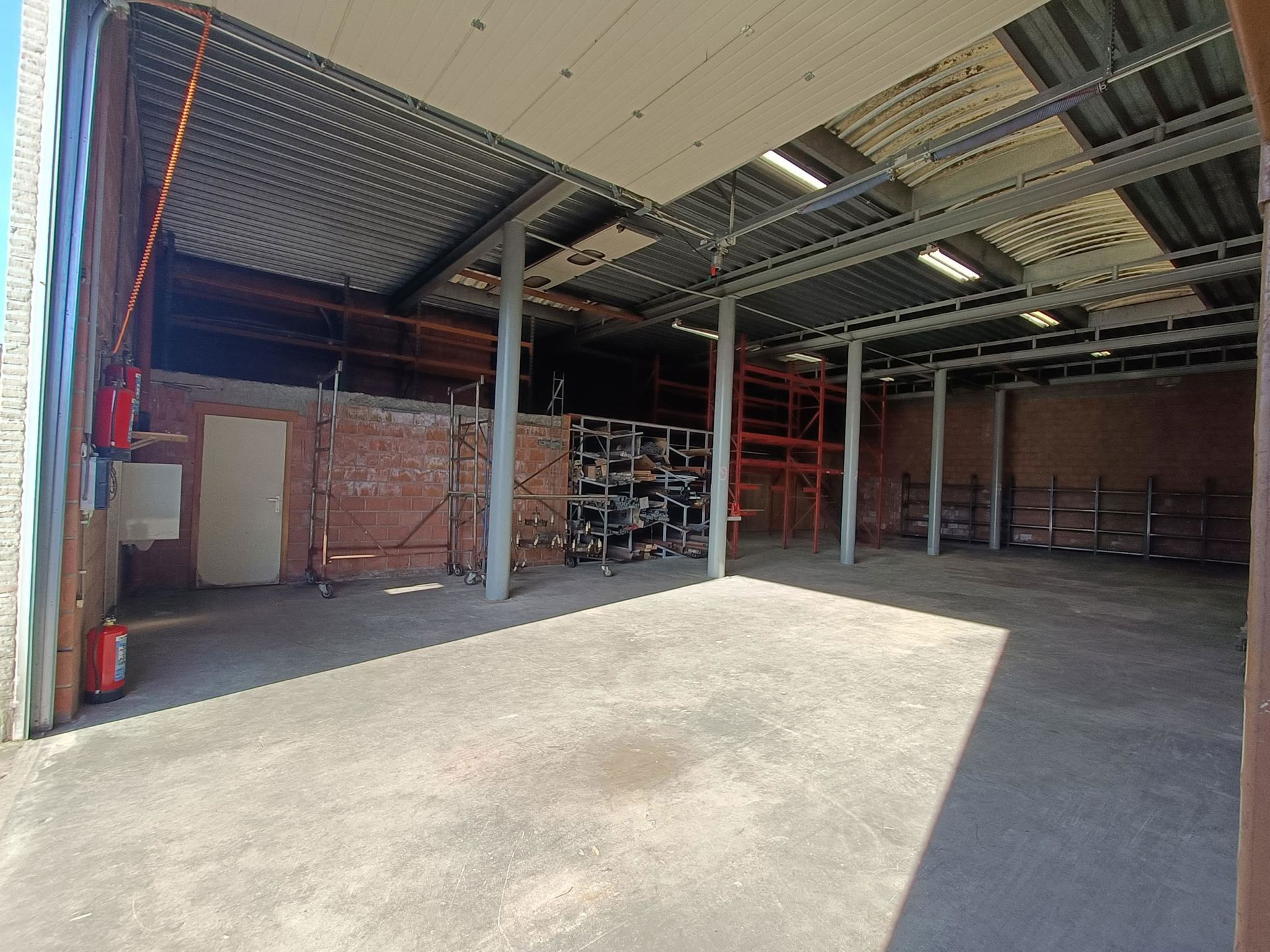 Gelegen langsheen de Liersesteenweg, bieden wij een opslagruimte te huur aan. Door de strategische locatie geniet het pand - met een totale oppervlakte van ca. 365 m² - van een uitstekende ontsluiting naar Lier en naar de E313 (Antwerpen - Luik). 

De o