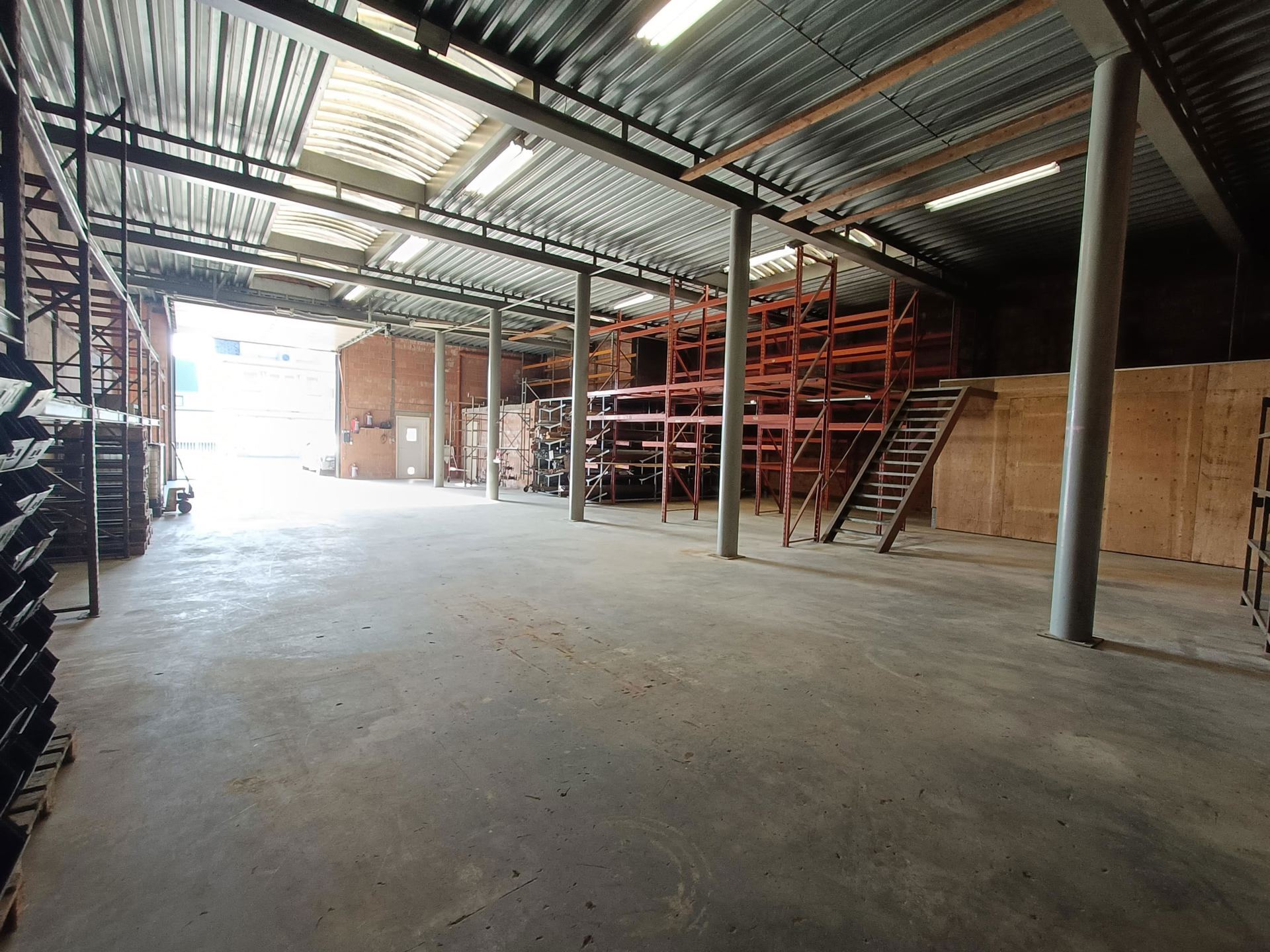 Gelegen langsheen de Liersesteenweg, bieden wij een opslagruimte te huur aan. Door de strategische locatie geniet het pand - met een totale oppervlakte van ca. 365 m² - van een uitstekende ontsluiting naar Lier en naar de E313 (Antwerpen - Luik). 

De o