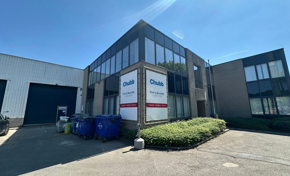 Het betreft de verhuur van een representatieve bedrijfsunit op een zeer centrale locatie te Aartselaar, met een vlotte verbinding naar de A12.
Het geheel omvat ca. 720 m², bestaande uit 430 m² opslagruimte met mezzanine en 290 m² kantoorruimte. De un