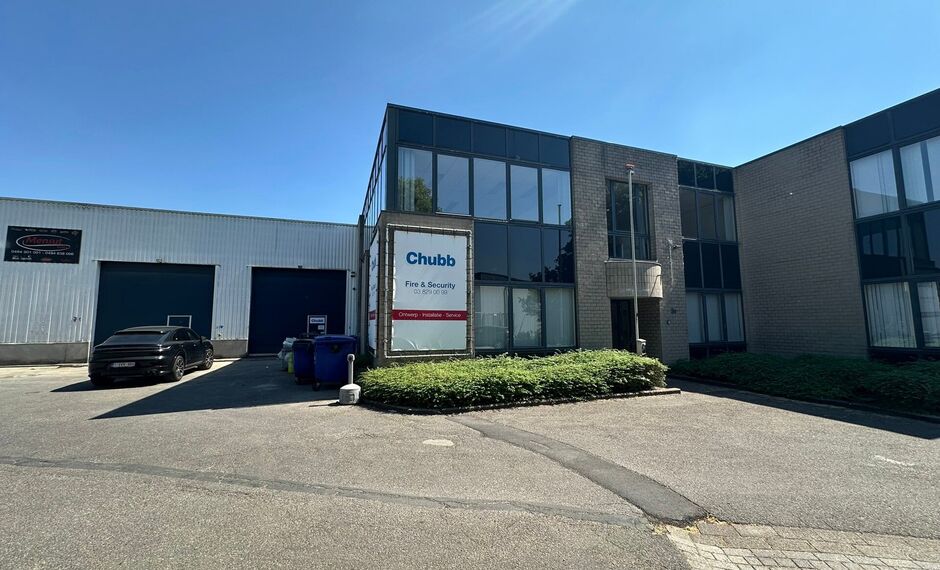 Het betreft de verhuur van een representatieve bedrijfsunit op een zeer centrale locatie te Aartselaar, met een vlotte verbinding naar de A12. 

Het geheel omvat ca. 720 m&sup2;, bestaande uit 430 m&sup2; opslagruimte met mezzanine en 290 m&sup2; kantoorruimte. De un