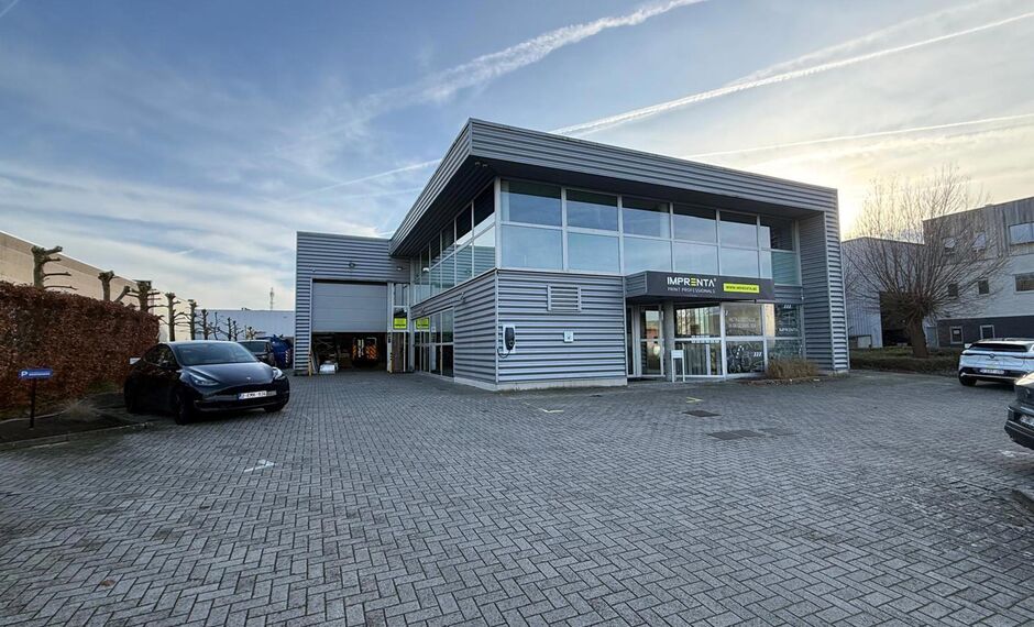 Het betreft de verhuur van een representatief bedrijfsgebouw aan de Industrieweg 11 te Aartselaar. Dit gebouw geniet een uitstekende ligging nabij de A12, dewelke zorgt voor een vlotte verbinding tussen Antwerpen en Brussel.

Het gebouw heeft een oppervla