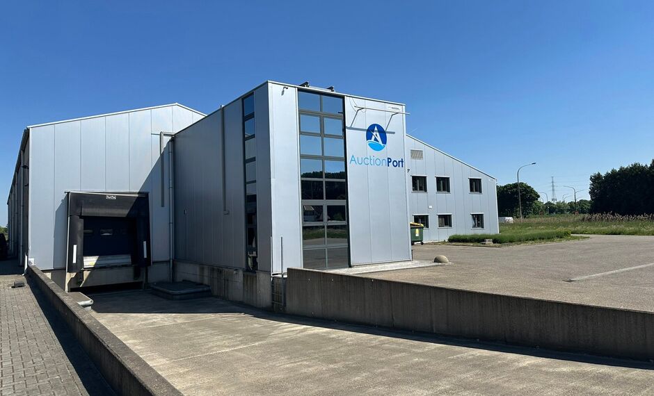 Op deze schitterende locatie te Antwerpen Ekeren, vlakbij het op- en afrittencomplex van de A12, bieden wij dit bedrijfsgebouw te huur aan. Het eigendom is gelegen in agrarische zone met een vergunning voor passieve opslag.
Het pand omvat ca. 1 856 m²