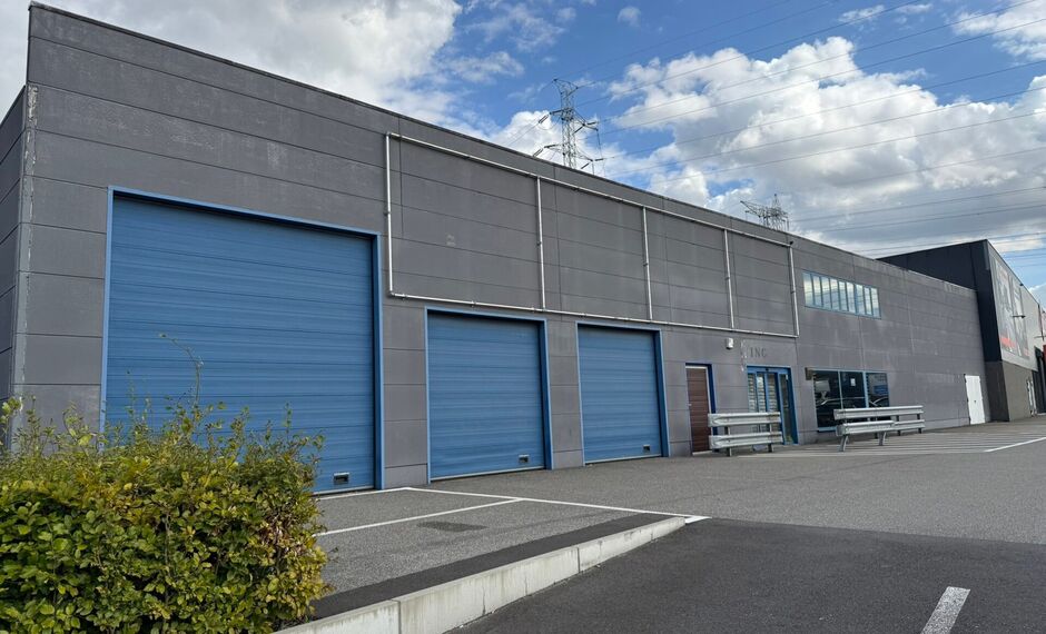 In de TTS-zone te Temse bieden wij dit industrieel gebouw te huur aan. De site is uitstekend gelegen nabij de N16, die zorgt voor een vlotte verbinding met de E17 en de A12.

Het geheel bestaat uit een magazijn van ca. 603 m², gelijkvloerse showroom/kant