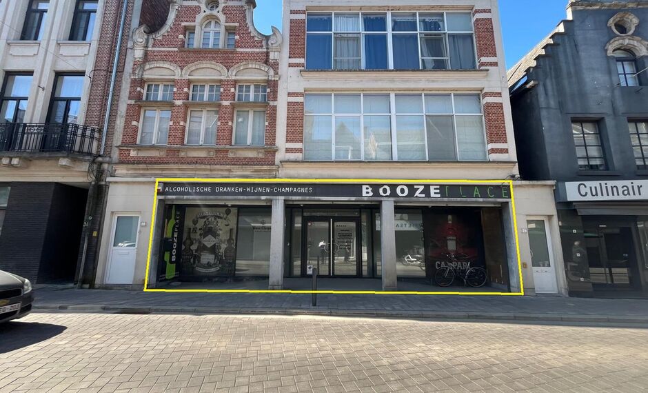 Deze casco handels- of kantoorruimte van ca. 320 m&sup2; is gelegen in de Berlarij, aan het nieuwe woonproject Hof Berlamuze. 

De ruimte geniet van een goede commerci&euml;le ligging dicht bij de stadskern van Lier, in een levendige omgeving met winkels, horeca,