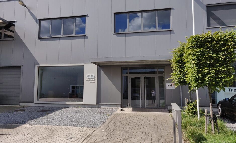 Deze hoogwaardige gelijkvloerse showroom van 284 m&sup2; combineert uitstraling met een functionele indeling en is geschikt als showroom, kantoorruimte of opleidingslocatie (diverse sectoren). B2C-activiteiten zijn niet toegestaan.

De ruimte is afgewerkt met