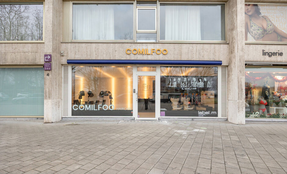 Op een gunstige en vlot bereikbare locatie op Linkeroever bieden wij dit gelijkvloerse handelspand van ca. 40 m² te koop aan, gelegen aan de Beatrijslaan 40.
Het pand is geschikt voor diverse handels- of dienstverlenende activiteiten (kantoor, praktijk