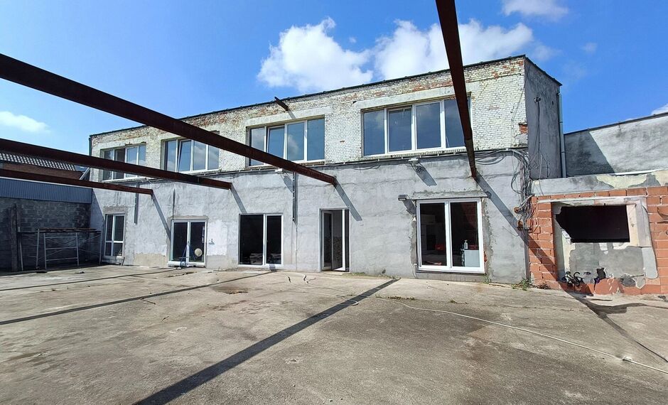 Gelegen in de Van Heetveldelei, bieden wij onderstaand gebouw voor gemengd gebruik te huur aan. Het pand is strategisch gelegen nabij op- en afritten van de Ring rond Antwerpen, wat ontsluiting biedt richting Brussel, de Kempen en Nederland. Openbaar verv
