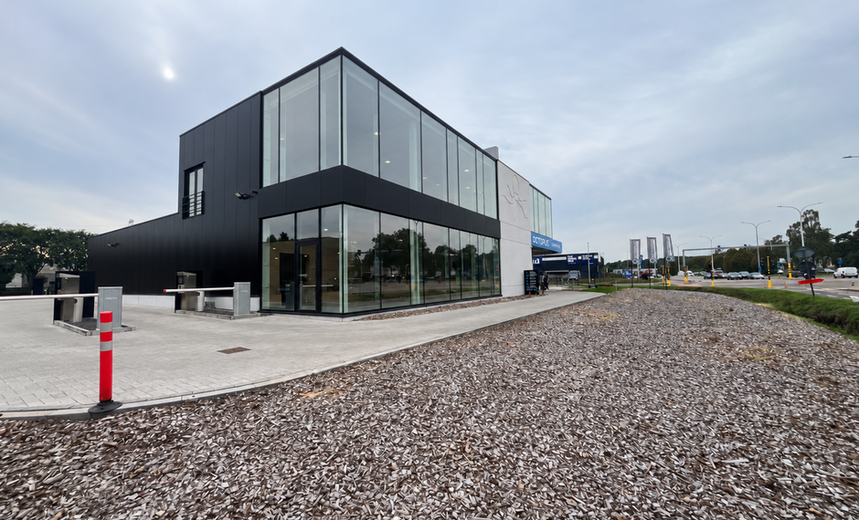 Het betreft een commerciële ruimte op een uitstekende zichtlocatie in Herentals, met een totale oppervlakte van ca. 851 m², verdeeld over ca. 693 m² op het gelijkvloers en ca. 158 m² op de eerste verdieping.
Het gelijkvloers leent zich uitstekend voo