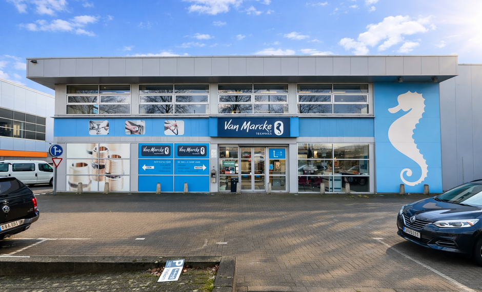 Deze kwaliteitsvolle en instapklare showroom met bijhorend magazijn en kantoorruimte is centraal gelegen in de commerci&euml;le hotspot van Wijnegem Trade Towers II.

Opdeling van de commerci&euml;le site:
- Showroom: ca. 500 m&sup2;
- Magazijn/opslagruimte: ca. 475 