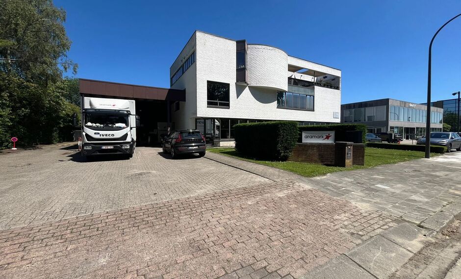 Strategisch gelegen bedrijfsgebouw in de industriezone &ldquo;Terbekehof&rdquo; te Wilrijk, aan de Fotografielaan en op slechts 400 meter van de op- en afritten van de A12 (Antwerpen &ndash; Brussel). Dankzij deze ligging geniet het pand van een vlotte bereikbaarheid