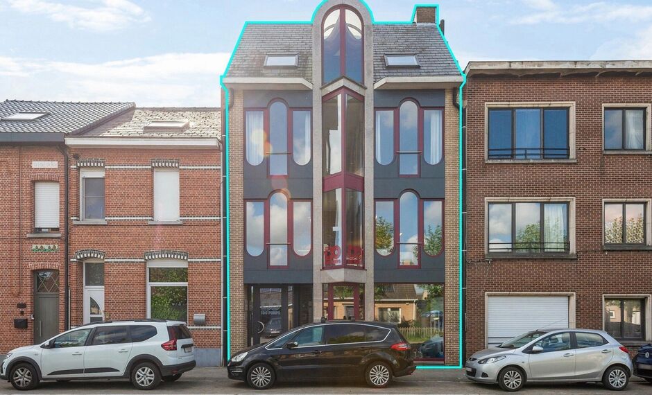 In de Kerkhofstraat te Boom bieden wij dit ruime en polyvalent gebouw aan dat wonen en werken combineert. Het pand is strategisch gelegen nabij het centrum van Boom, met winkels, scholen en openbaar vervoer op wandel- en fietsafstand. Dankzij haar ligging
