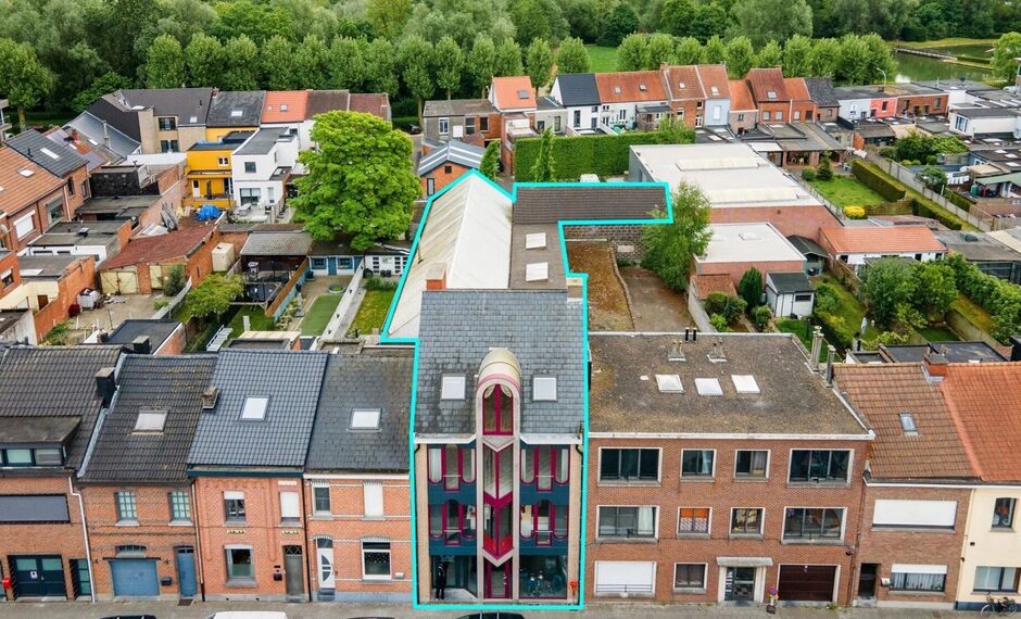 In de Kerkhofstraat te Boom bieden wij dit ruime en polyvalent gebouw aan dat wonen en werken combineert. Het pand is strategisch gelegen nabij het centrum van Boom, met winkels, scholen en openbaar vervoer op wandel- en fietsafstand. Dankzij haar ligging
