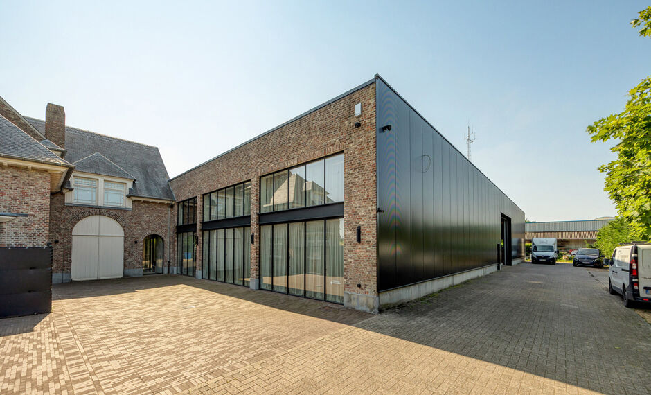 In de Duiventorenstraat te Essen bevindt zich deze unieke vastgoedsite bestaande uit twee naast elkaar gelegen percelen met een totale oppervlakte van maar liefst 5.005 m². Dankzij de combinatie van ruime magazijnen, kantoren, showroomruimtes en woongele