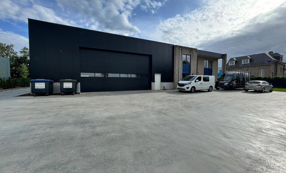 In de Duiventorenstraat te Essen bevindt zich deze unieke vastgoedsite bestaande uit twee naast elkaar gelegen percelen met een totale oppervlakte van maar liefst 5.005 m². Dankzij de combinatie van ruime magazijnen, kantoren, showroomruimtes en woongele
