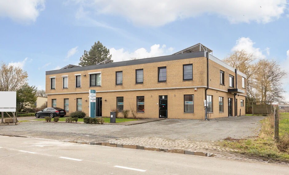 We vinden deze kantoorruimte voor gemengd gebruik terug in een appartementsgebouw op strategische locatie te Lier. Het pand, dat zich op het gelijkvloers bevindt, is door de huidige eigenaars steeds correct onderhouden geweest.

Huidige indeling: verschil