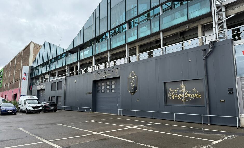 Op een strategische locatie aan de Straatsburgdok-Noordkaai 27 in Antwerpen, vlakbij de Haven van Antwerpen, bevindt zich dit functionele magazijn met bijhorende kantoren. Met een oppervlakte van ca. 2000 m² is dit gebouw uitermate geschikt voor bedrijve